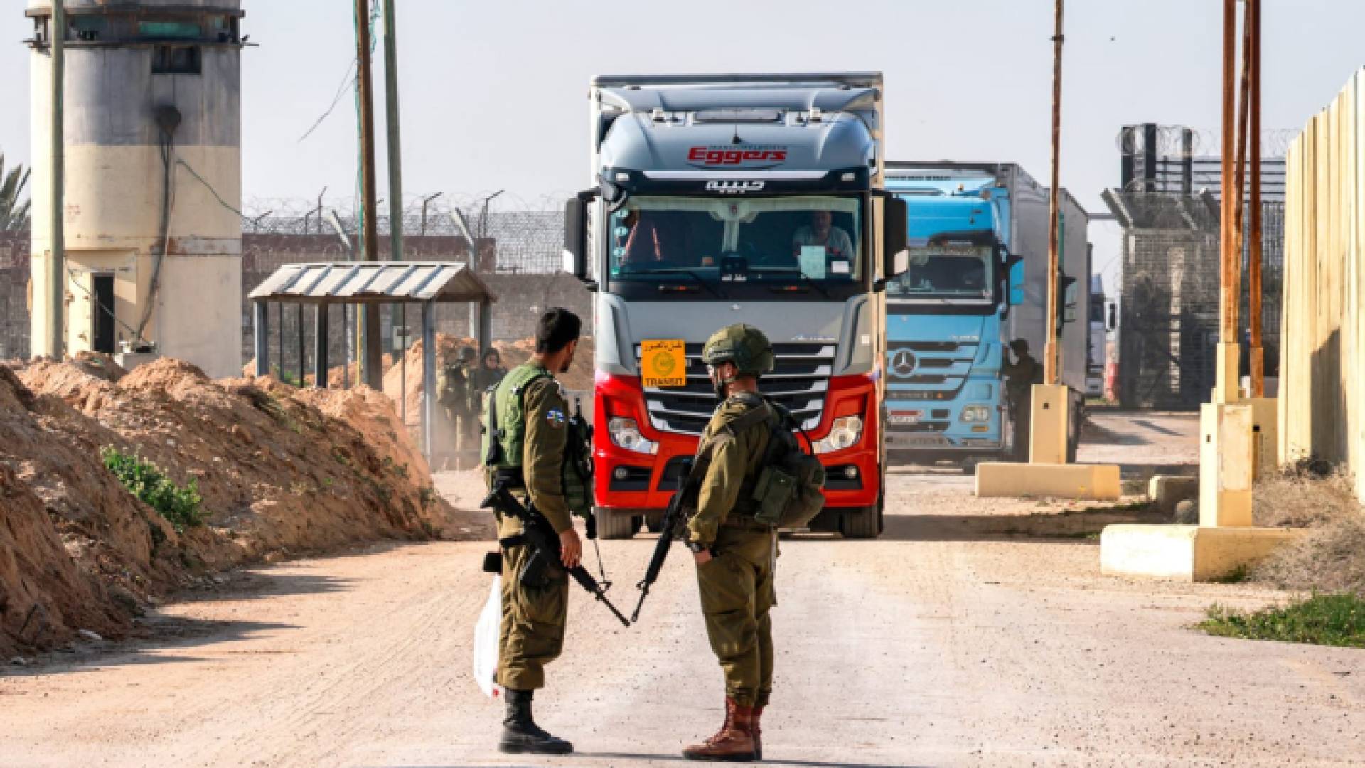 شاحنات وعناصر من جيش الاحتلال بالقرب من معبر كرم أبو سالم - أرشيفية