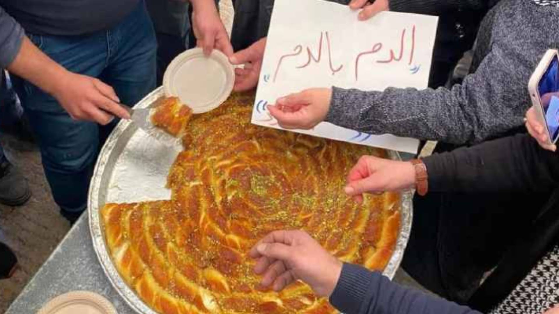 توزيع الحلوى في نابلس ابتهاجا بعملية حوارة أسفرت عن مقتل مستوطنين اثنين