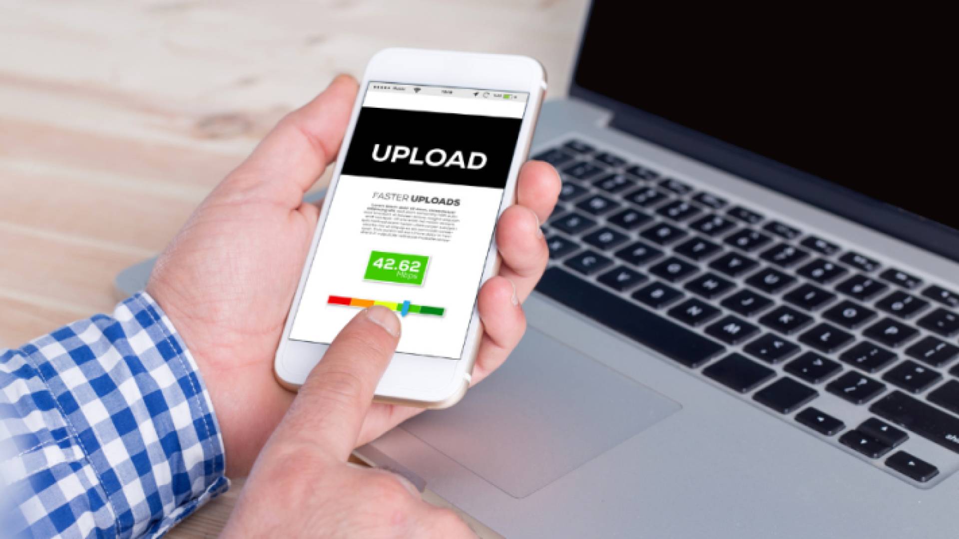 شخص يحمّل بيانات عبر هاتفه