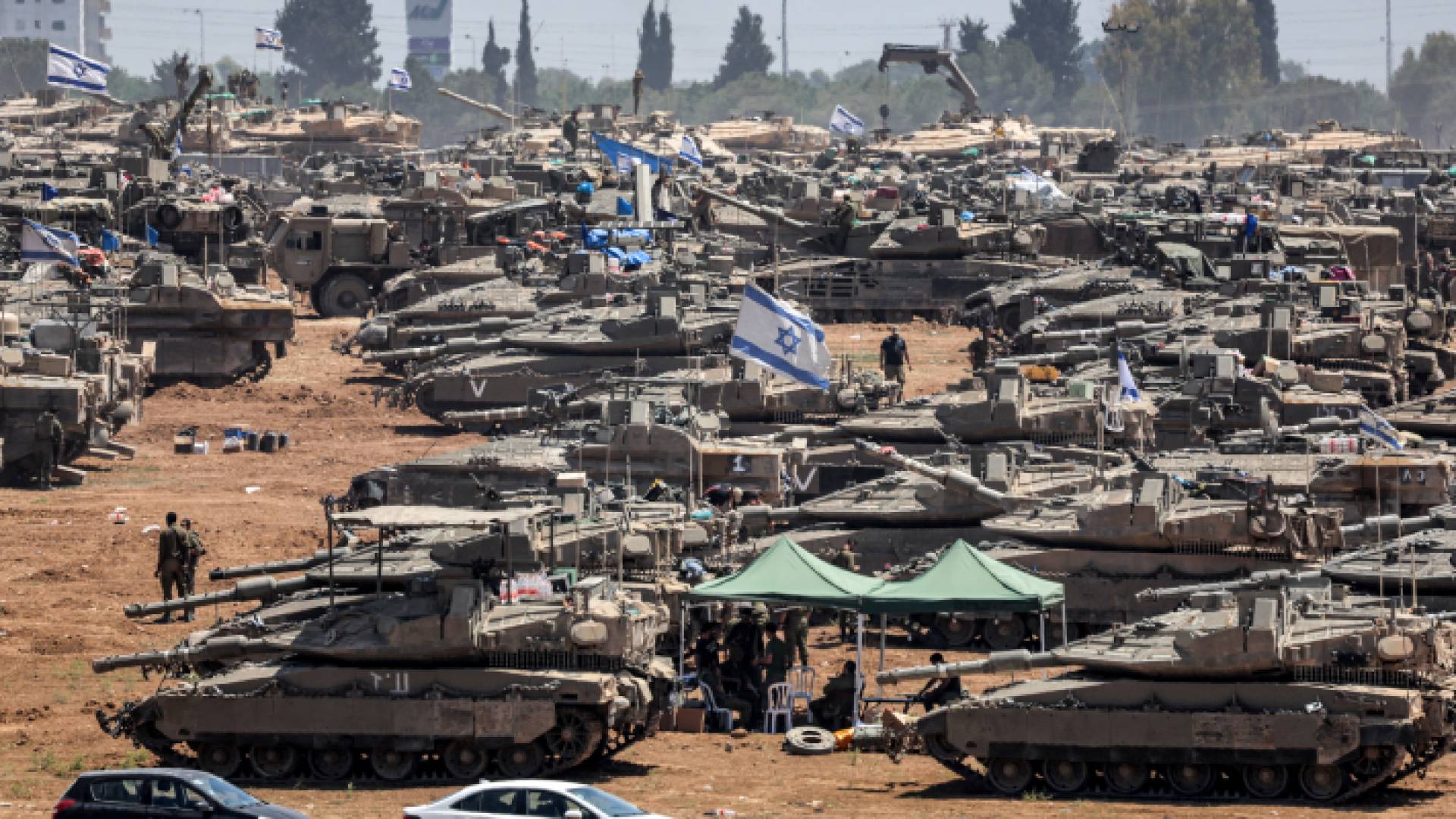 دبابات جيش الاحتلال الإسرائيلي على تخوم غزة