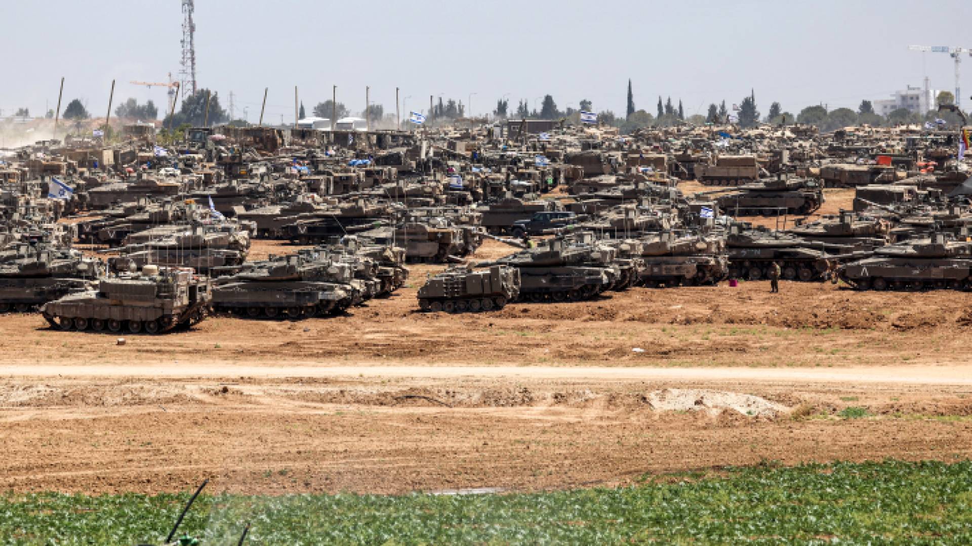 دبابات جيش الاحتلال الإسرائيلي على تخوم غزة