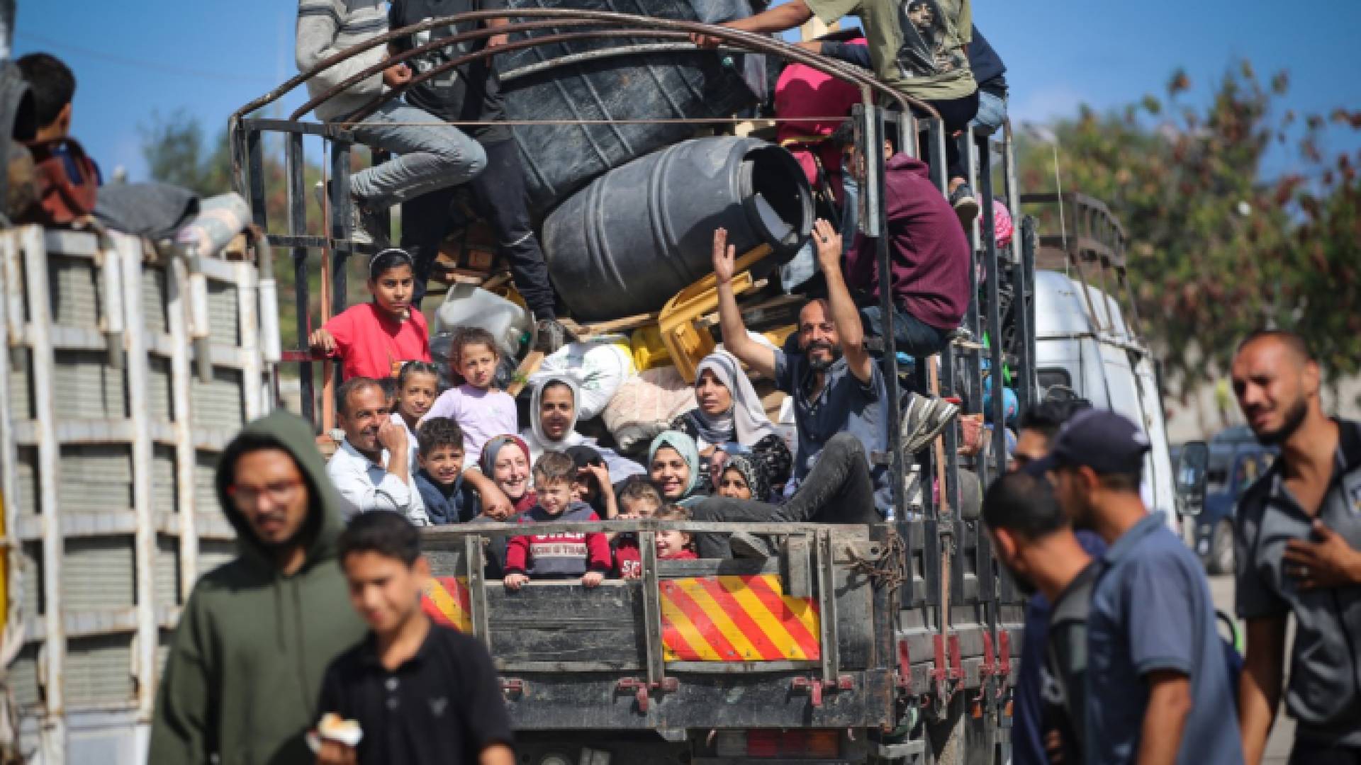 النازحون الفلسطينيون من رفح مع أمتعتهم يتوجهون إلى مناطق أكثر أمانا في جنوبي قطاع غزة