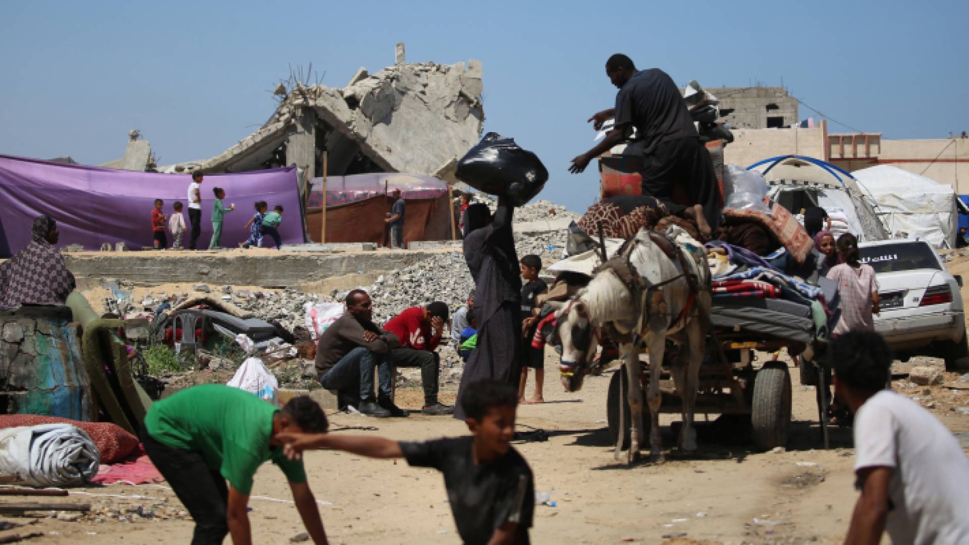 نازحون فلسطينيون يحملون أمتعتهم في رفح بجنوب قطاع غزة