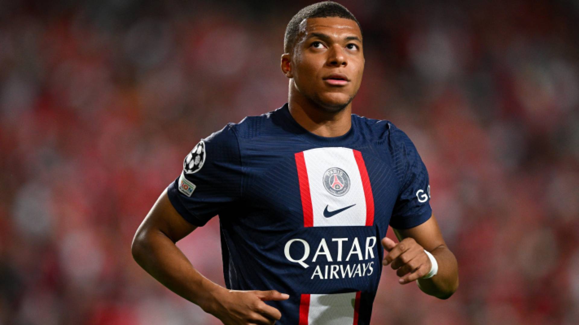 النجم الفرنسي كيليان مبابي بقميص باريس سان جيرمان