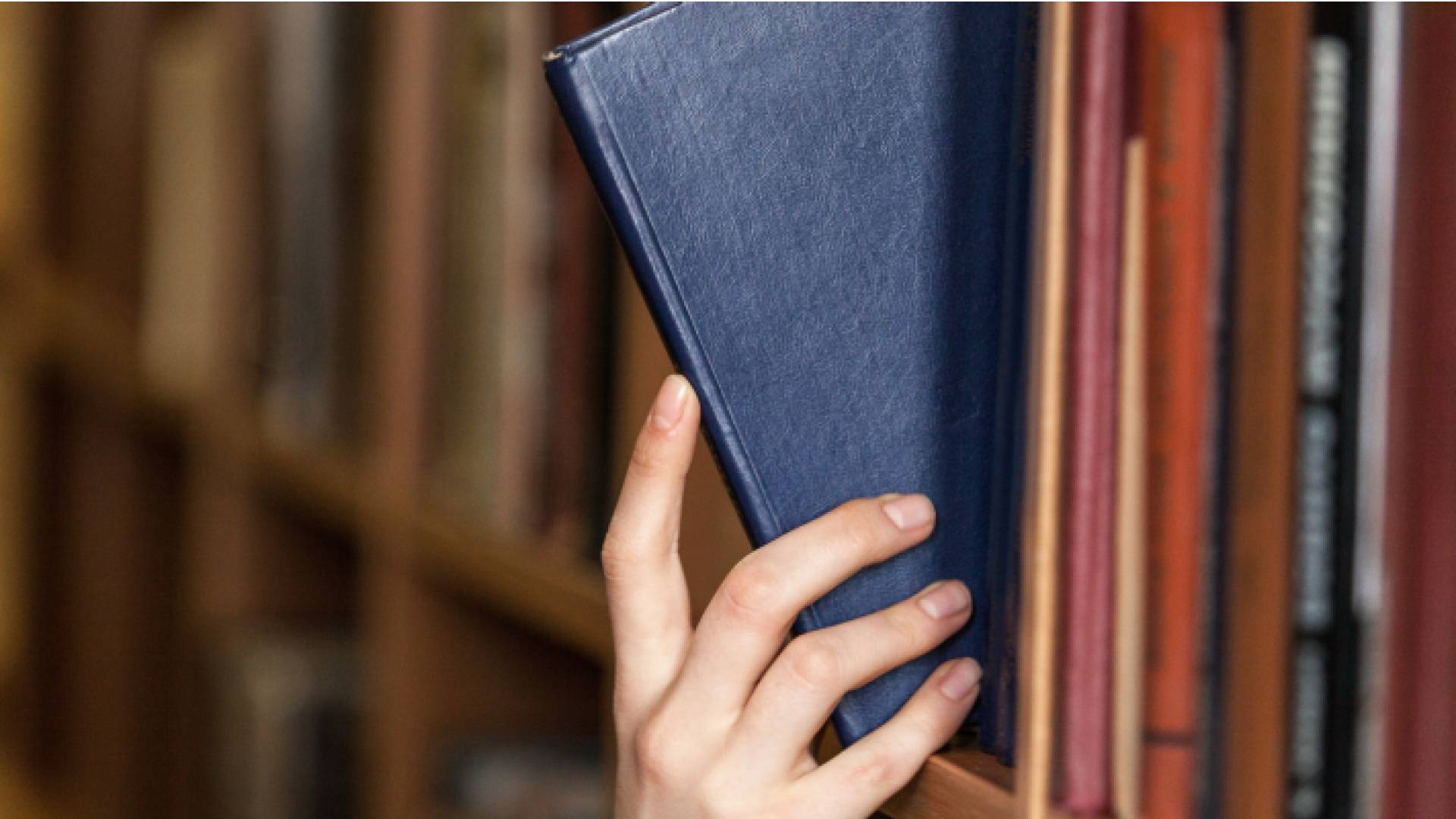 شخص يمسك كتاب