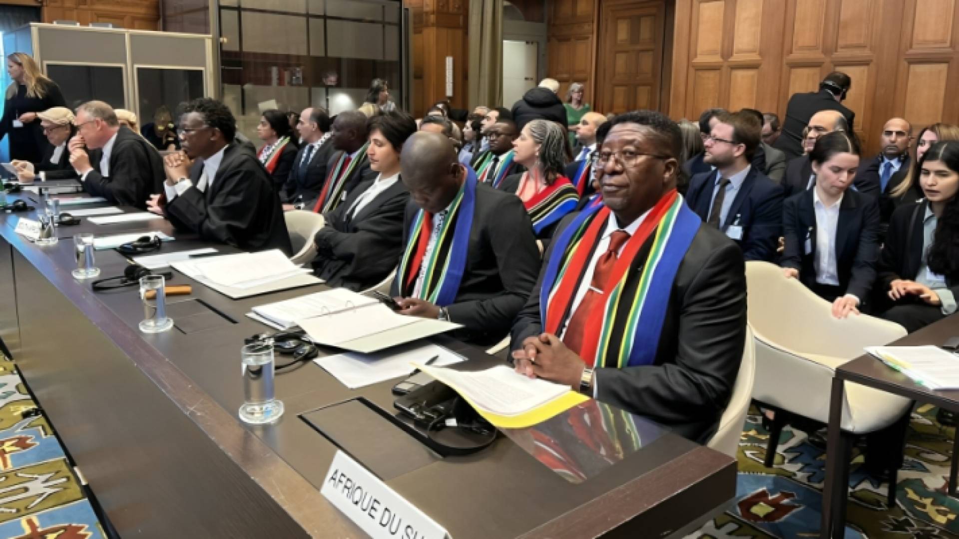 فريق جنوب إفريقيا خلال جلسة لمحكمة العدل الدولية