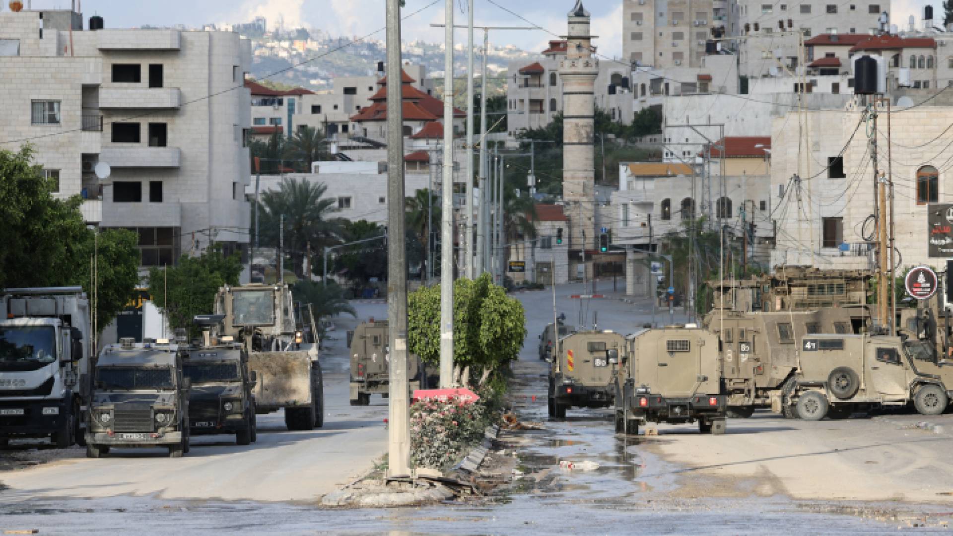 آليات الاحتلال العسكرية تغلق طريقا خلال عملية دهم في الضفة الغربية