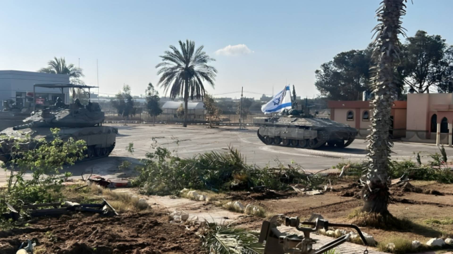 دبابات الاحتلال على الجانب افلسطيني من معبر رفح