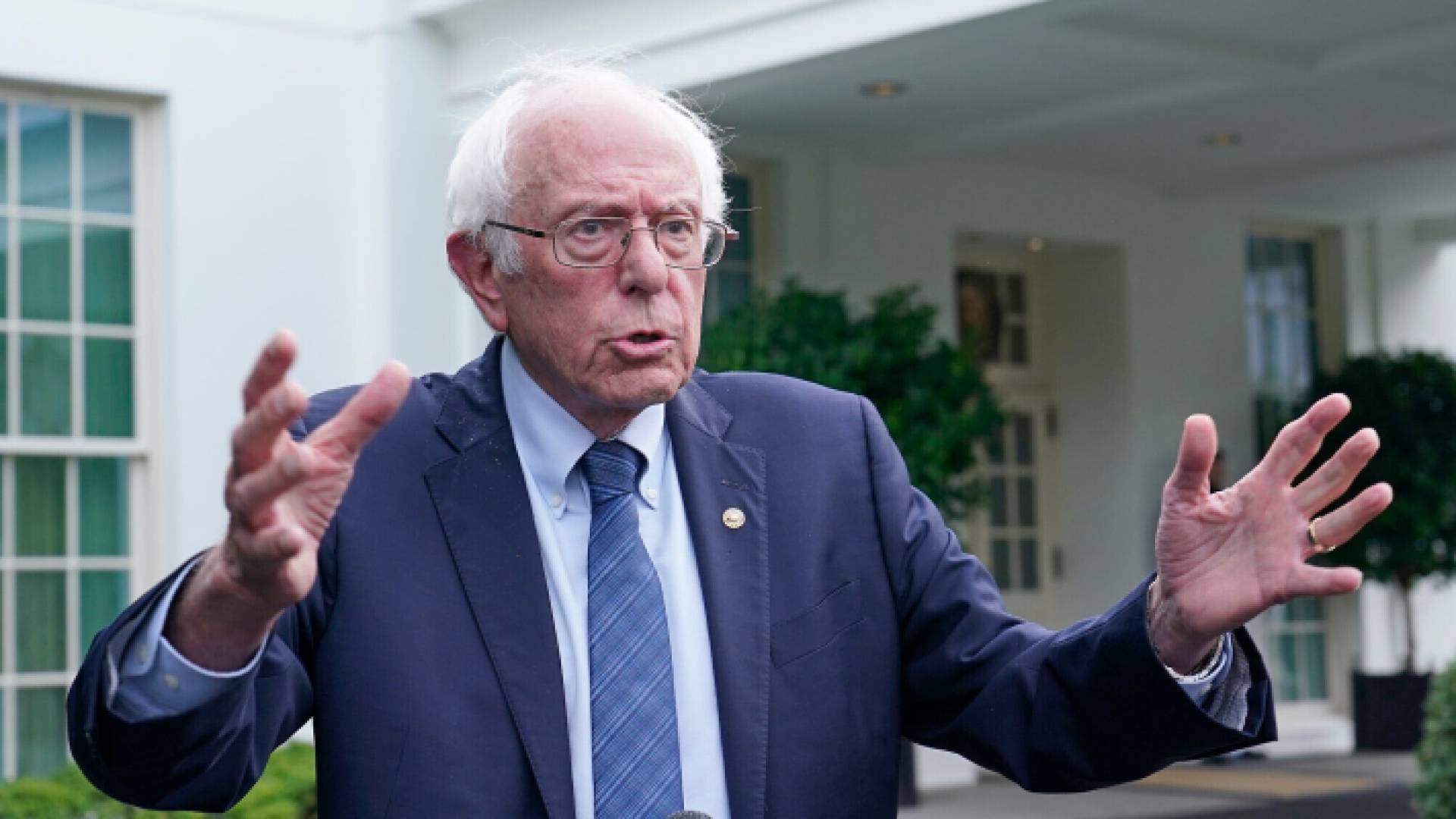 السيناتور الأمريكي بيرني ساندرز يتحدث مع الصحفيين بعد لقائه مع الرئيس جو بايدن