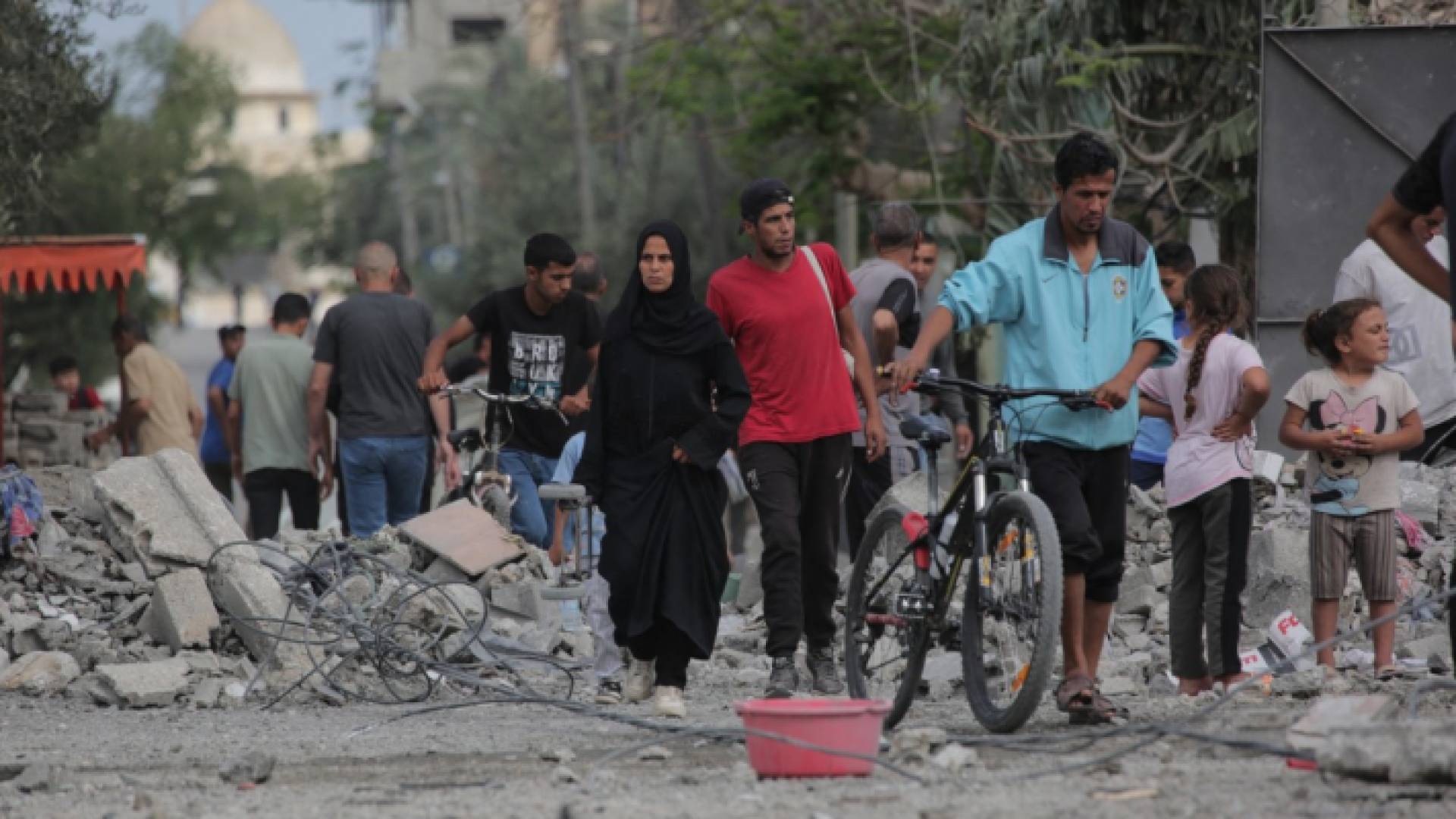 فلسطينيون أعقاب ضربة للاحتلال وسط قطاع غزة