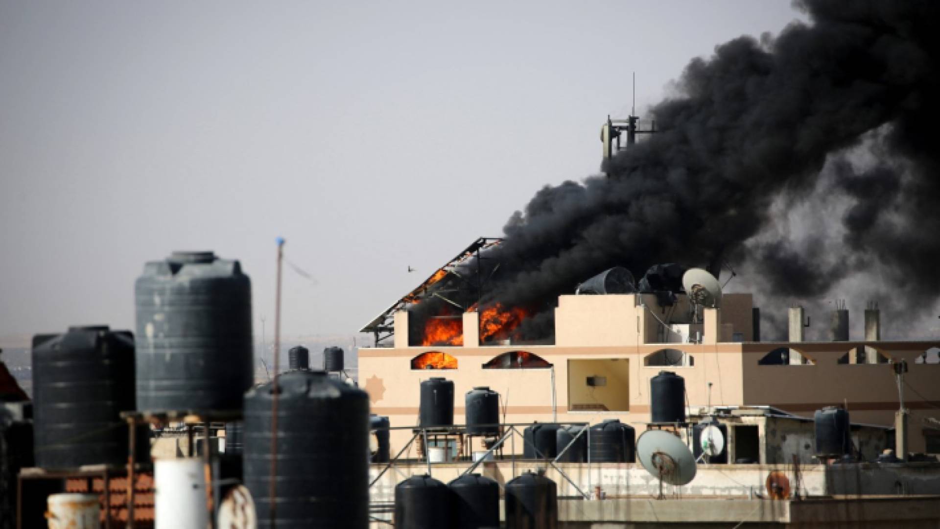 دخان أسود كثيف يتصاعد من حريق في مبنى ناجم عن قصف الاحتلال في رفح