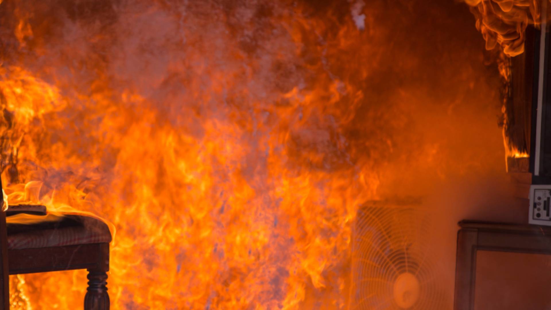 صورة تعبر عن حريق منزل