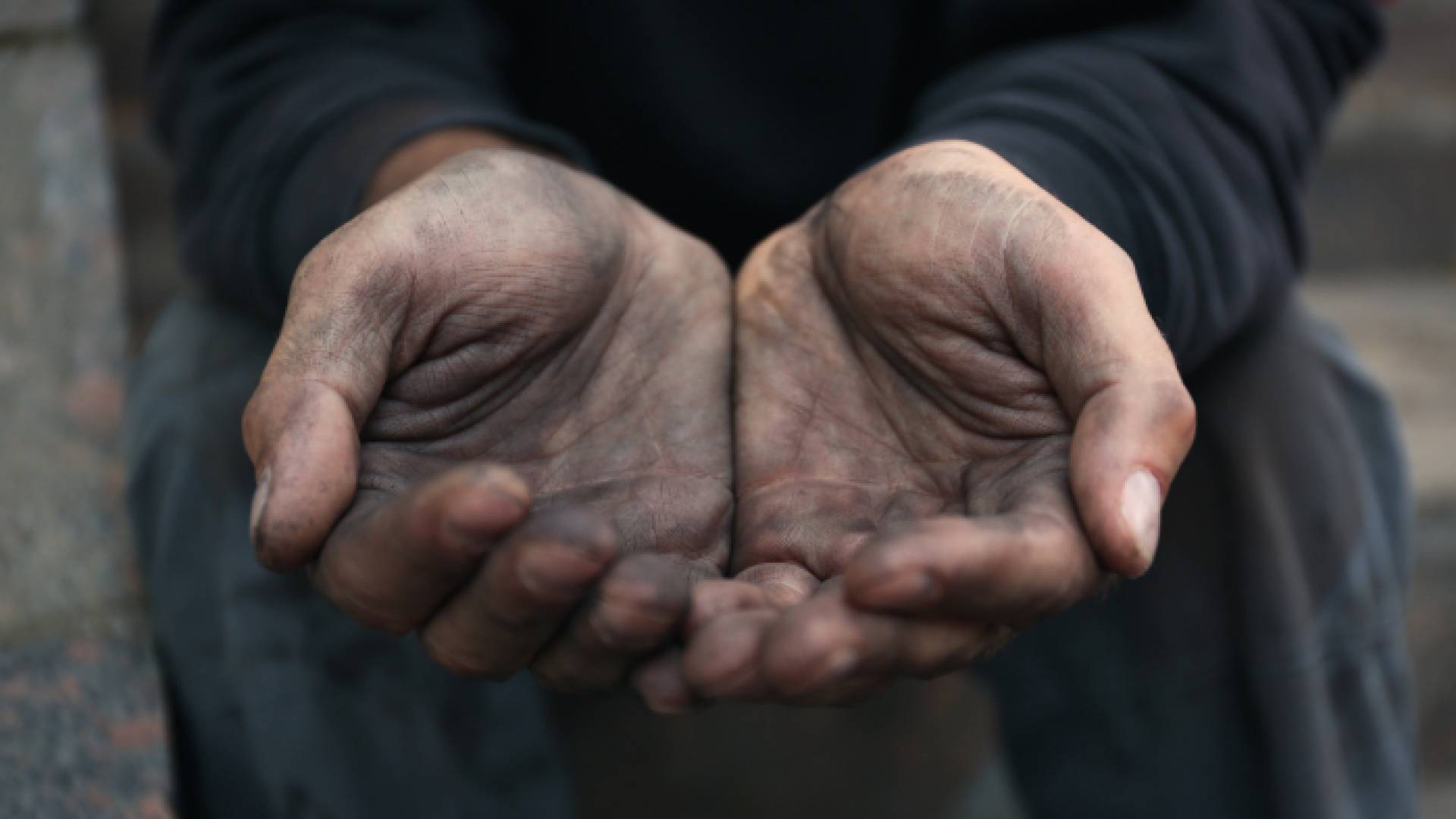 طفل يقوم بأعمال التسول