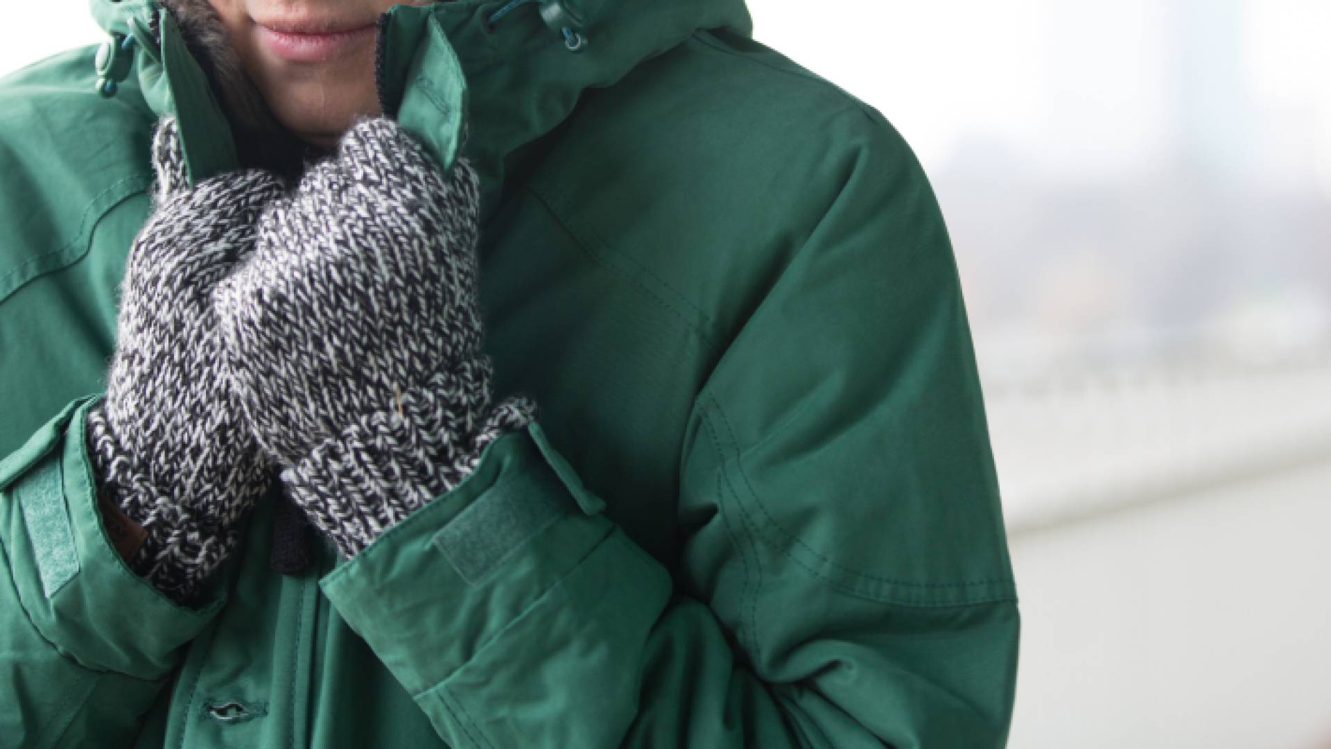 شخص يرتدي ملابس شتوية "تعبيرية"