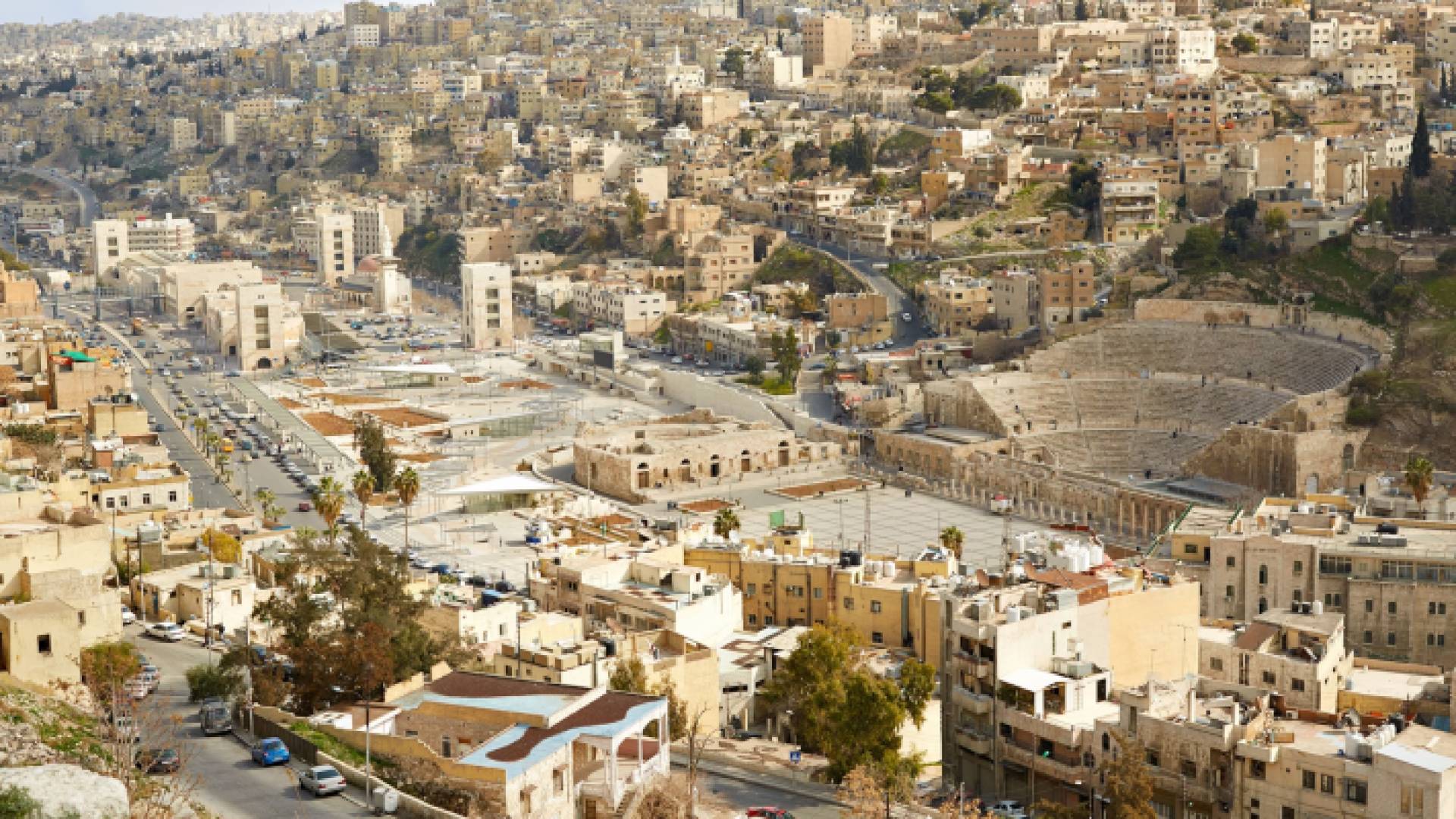 صورة ملتقطة من موقع جبل القلعة الأثري تظهر جانب من المدرج الروماني ووسط البلد