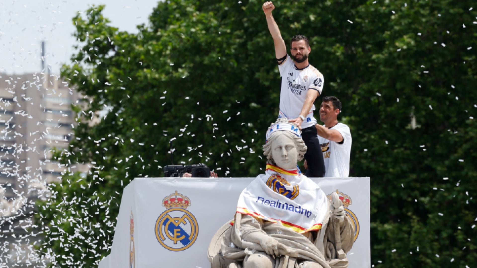 قائد ريال مدريد ناتشو خلال الاحتفالات