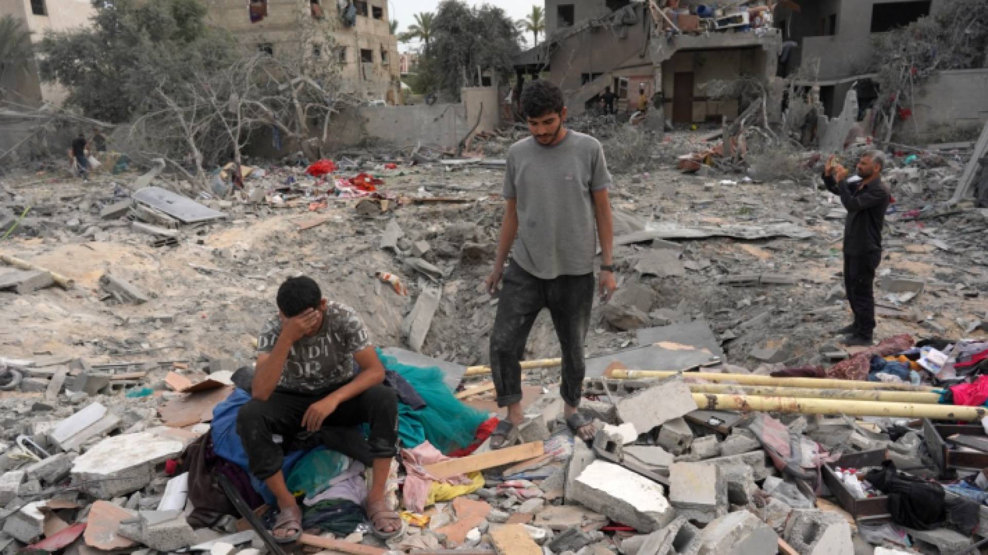 رجل فلسطيني يجلس على أنقاض مبنى سكني في الزوايدة وسط غزة