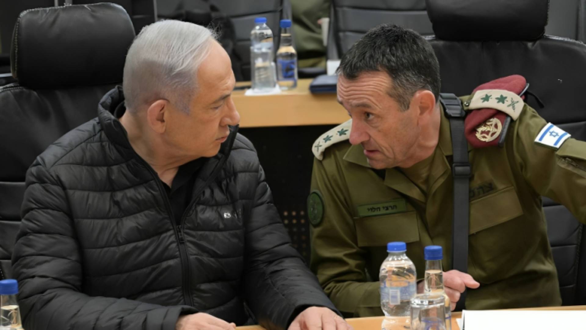 رئيس حكومة الاحتلال الإسرائيلي بنيامين نتنياهو ورئيس أركان جيشه هرتسي هليفي