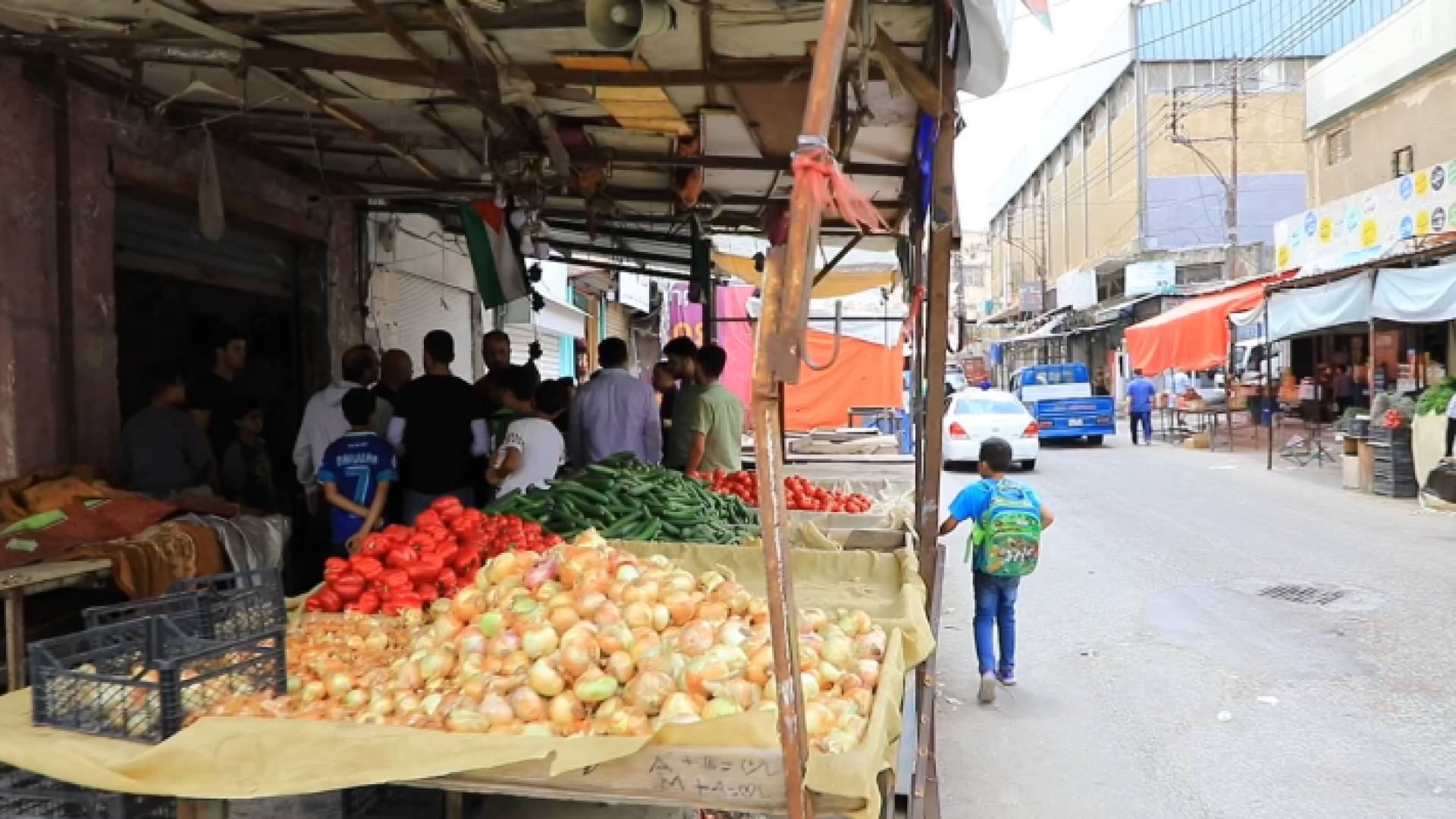 اعتداء محال تجارية على الأرصفة في مخيم الحسين