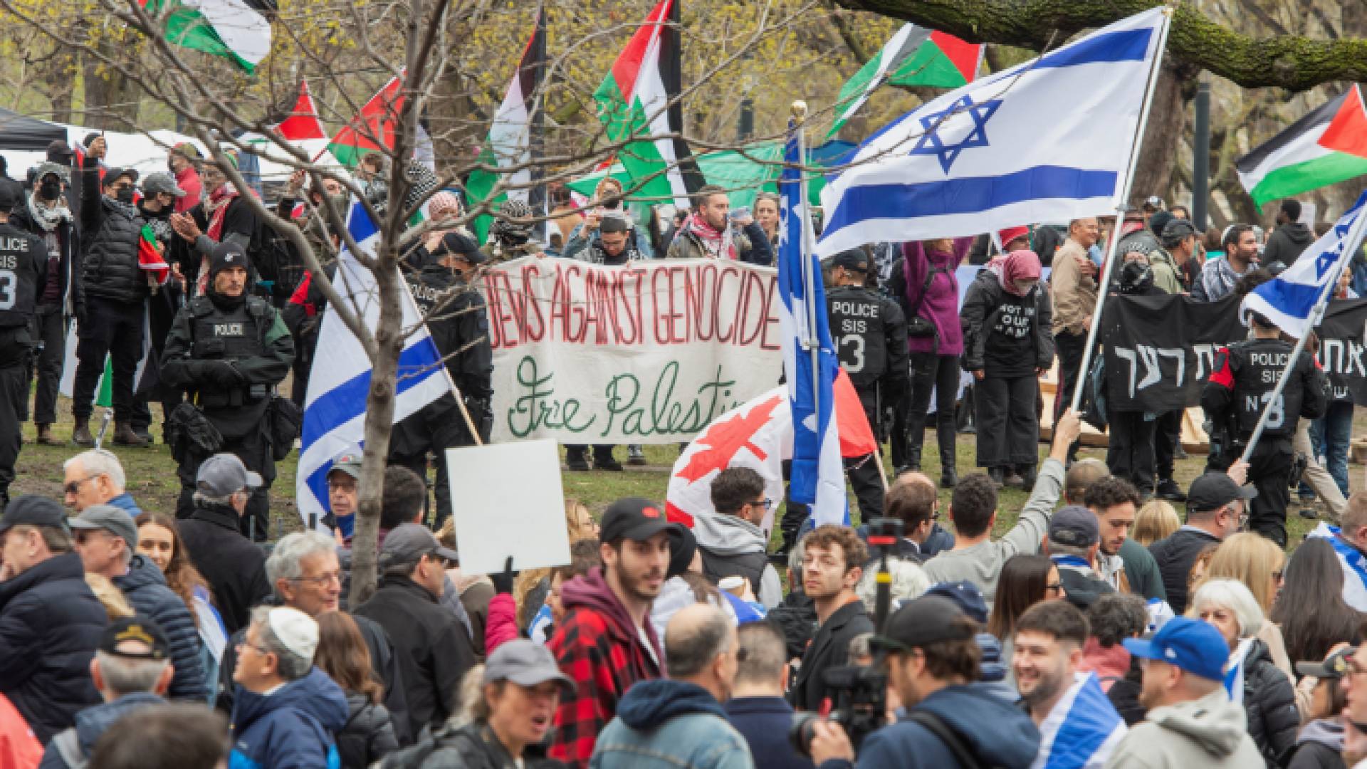 الشرطة تقف بين متظاهرين مناهضين ومخيم احتجاج لدعم الفلسطينيين في حرم جامعة ماكجيل في مونتريال، كندا