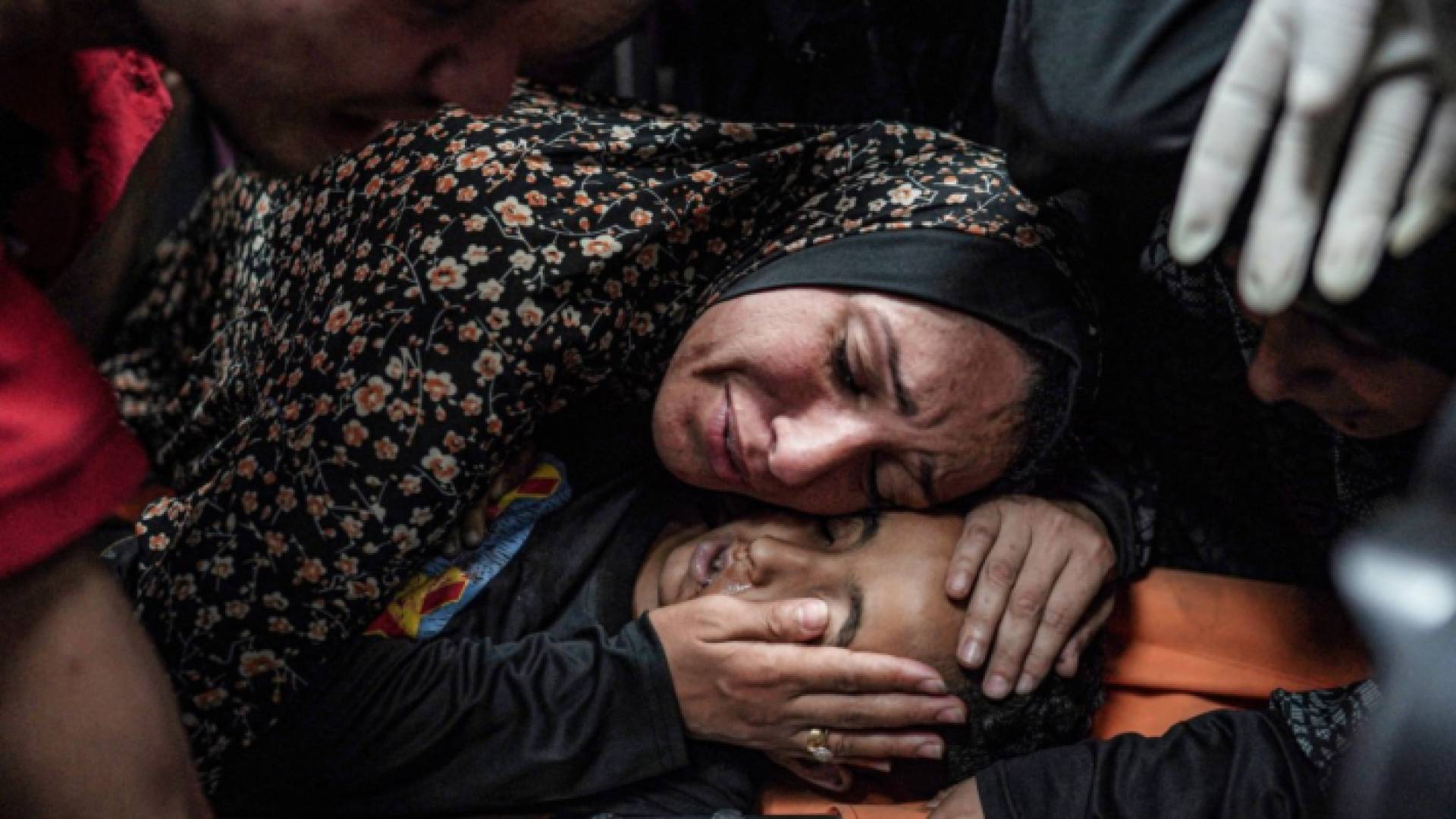 فلسطينية في غزة تودع ابنها الذي استشهد في غارة للاحتلال