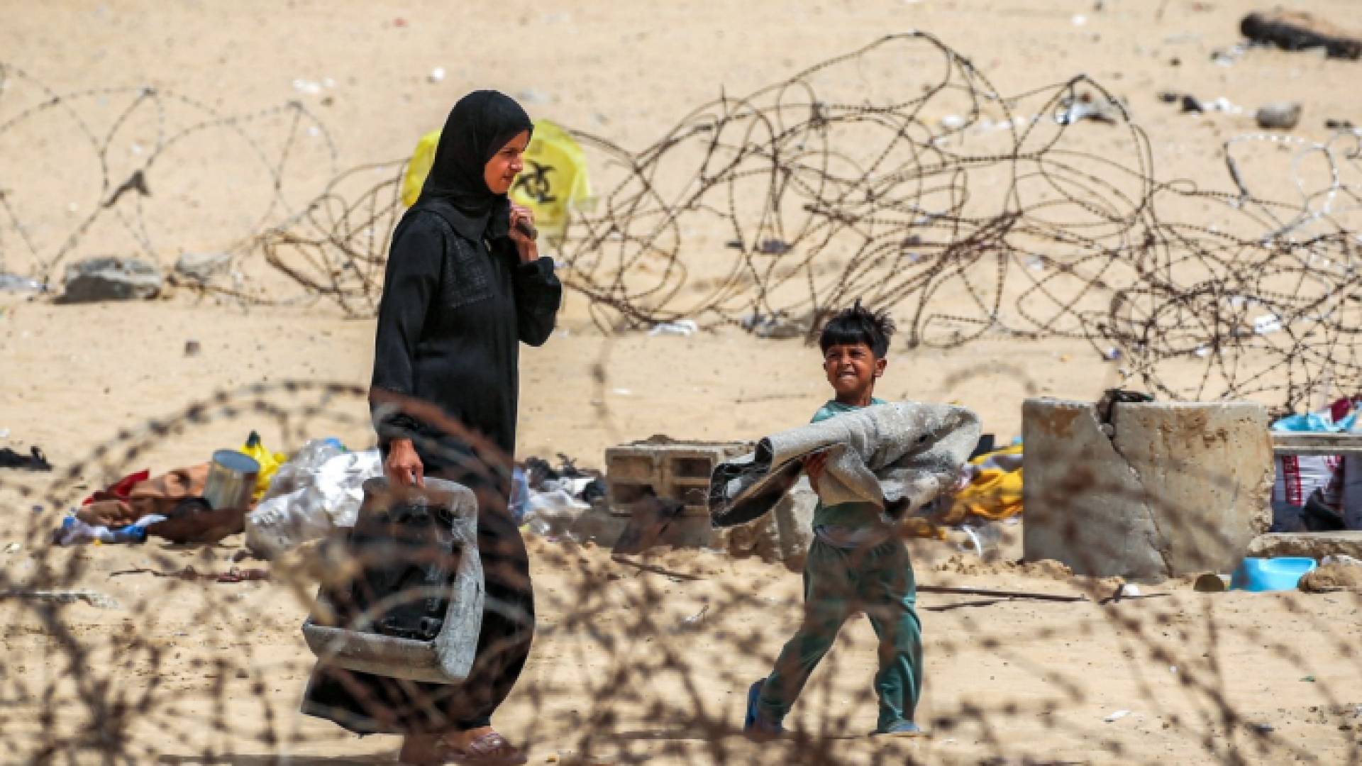 أم وطفلها في مدينة رفح جنوبي قطاع غزة