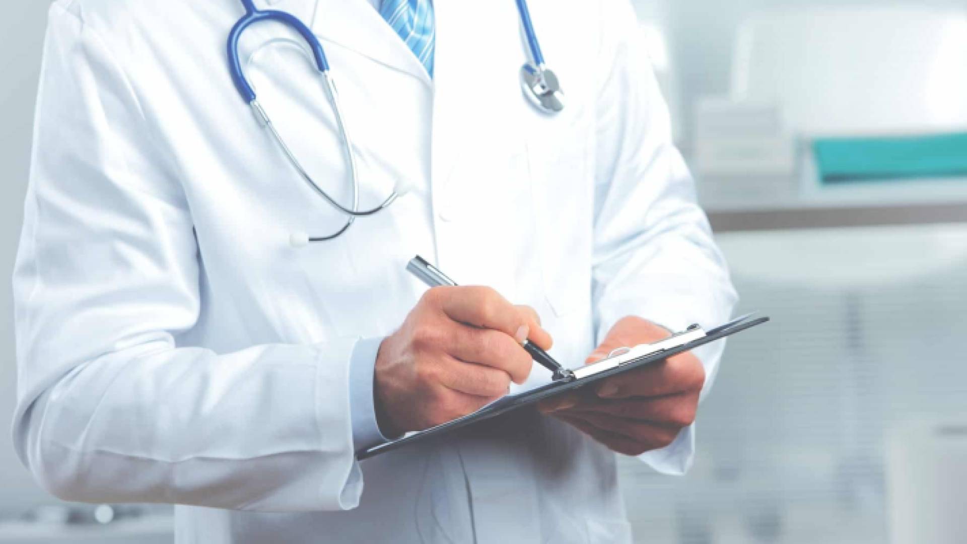 طبيب يكتب ملاحظات صحية "أرشيفية"