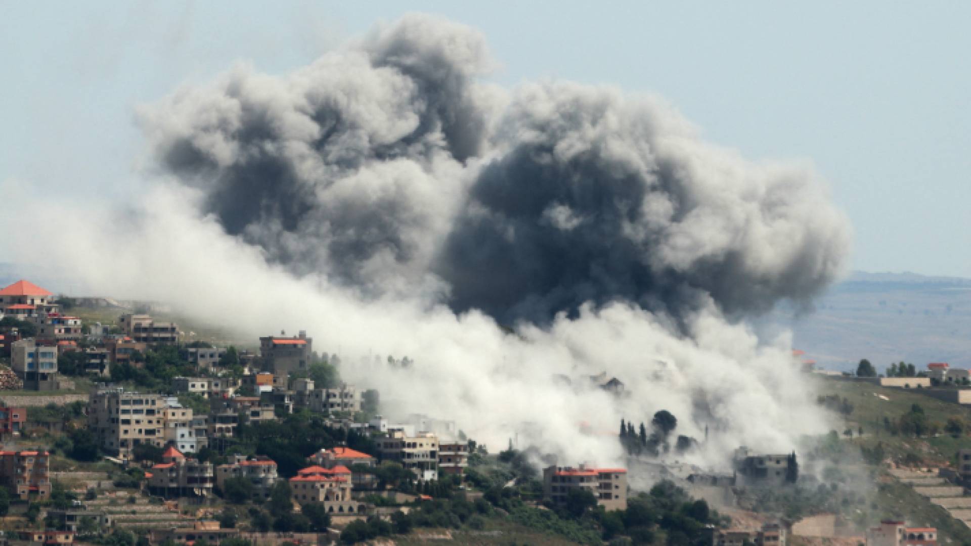 تصاعد الدخان من قرية خيام اللبنانية الجنوبية جراء قصف الاحتلال