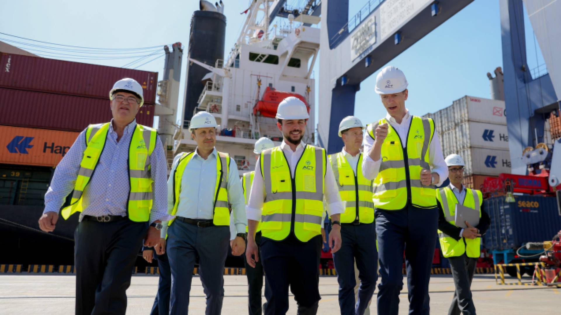 ، ولي العهد، يزور ميناء حاويات العقبة