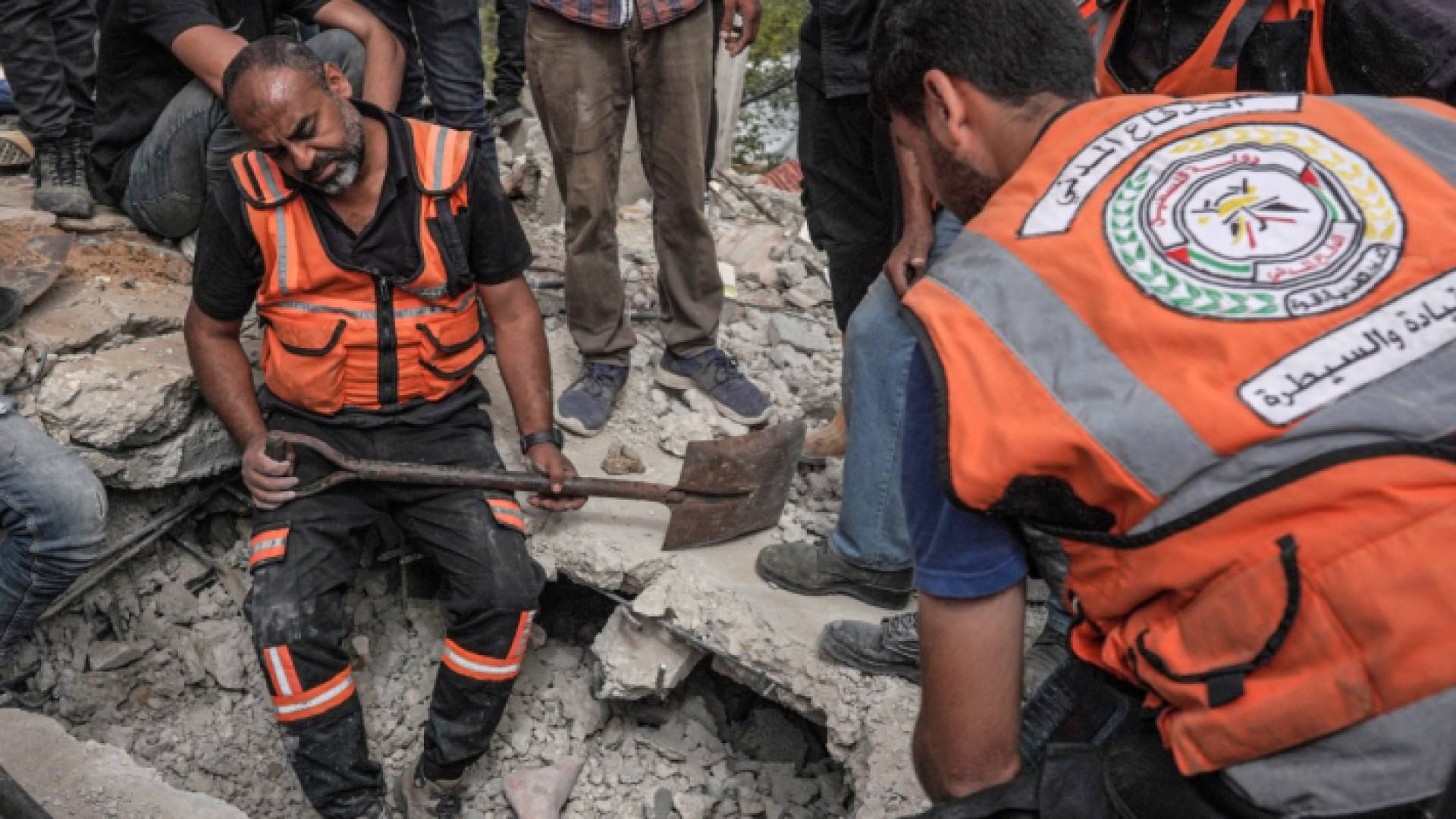 رجال الإنقاذ يبحثون عن ناجين وشهداء تحت ركام منزل دمره قصف الاحتلال