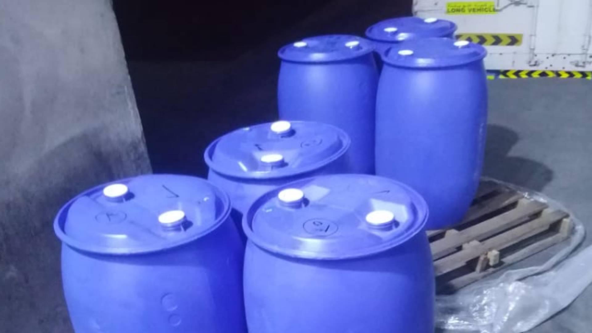 براميل بداخلها جوس سجائر إلكترونية