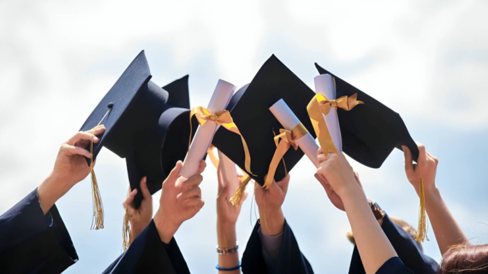 طلبة يرفعون قبعات التخرج