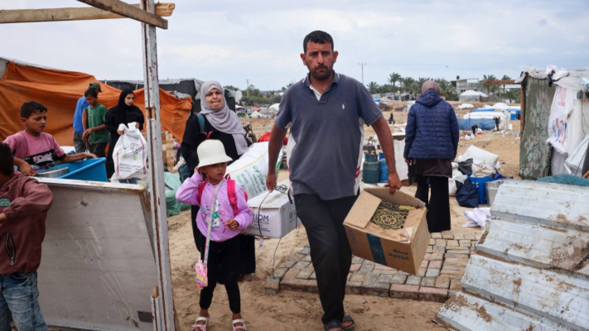 نازحون فلسطينيون في مدينة رفح جنوبي غزة