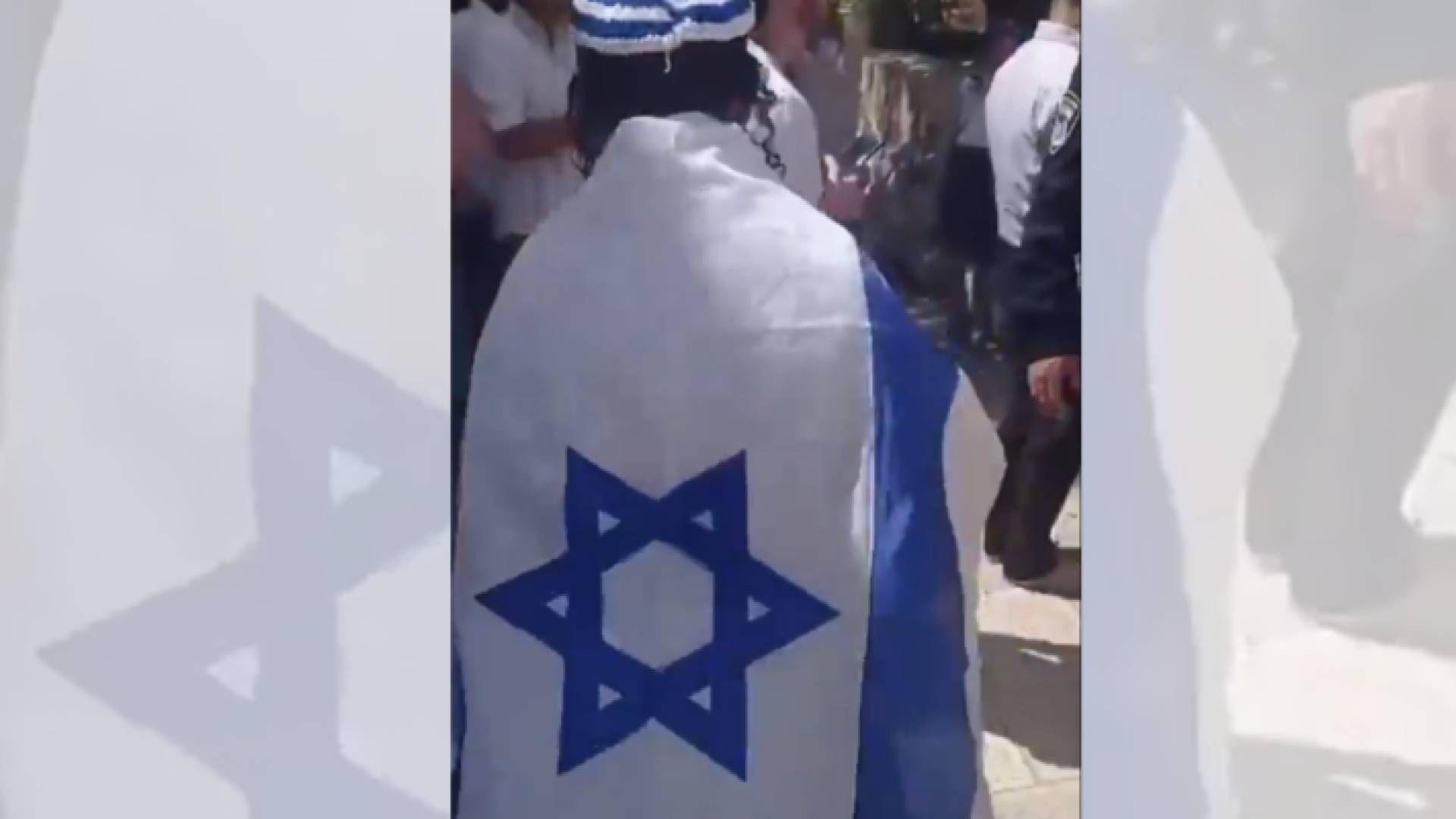 مستوطن يرفع علم كيان الاحتلال في باحات المسجد الأقصى