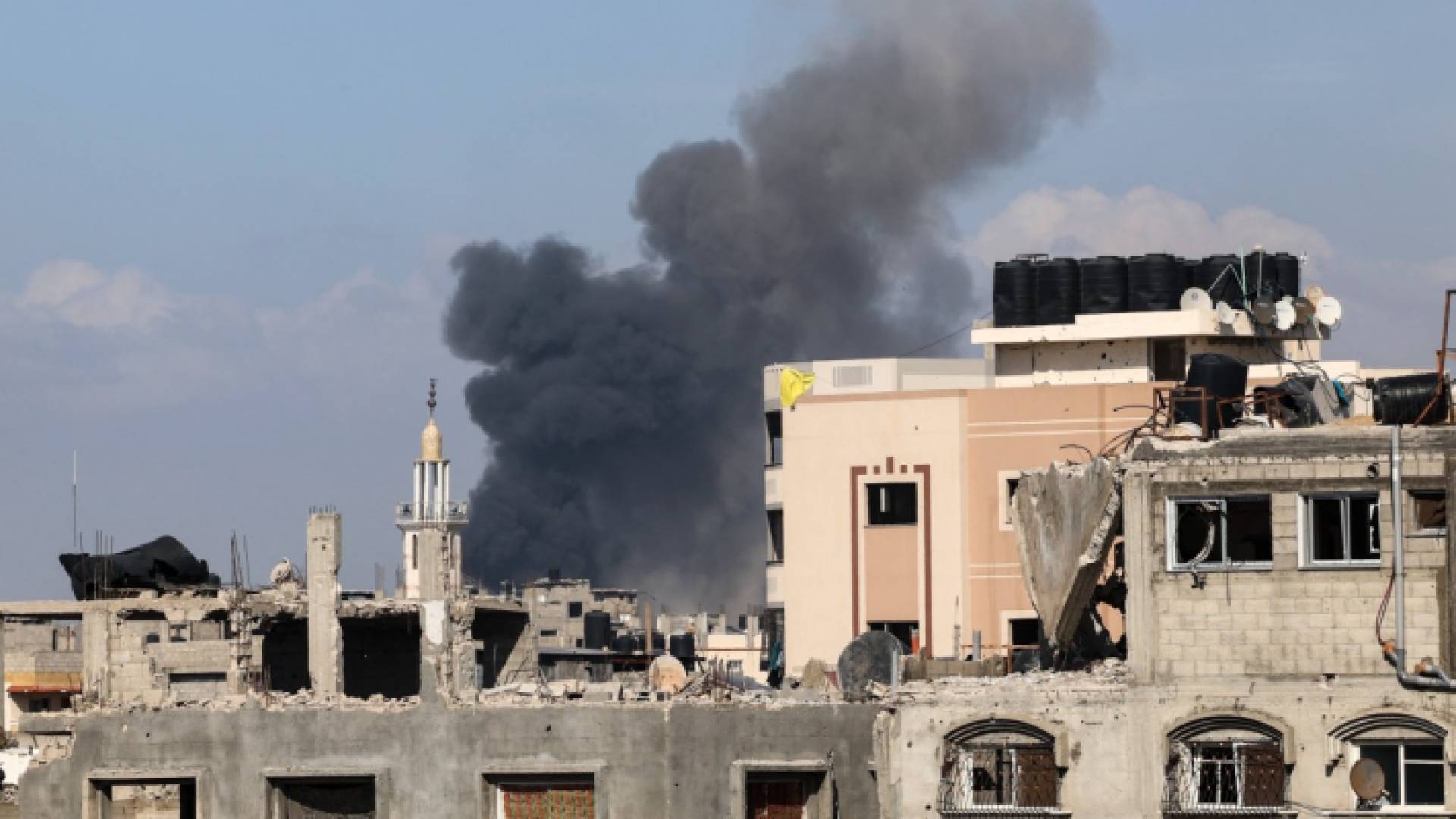 دخان يتصاعد إثر قصف الاحتلال لمباني في قطاع غزة