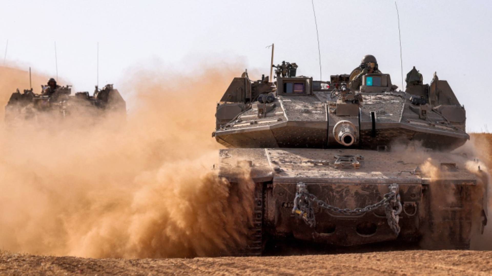 دبابة الاحتلال على مشارف حدود قطاع غزة