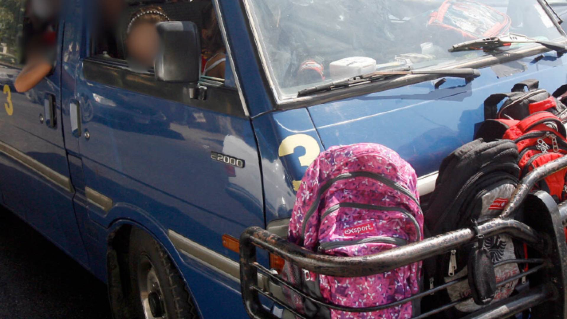 باص صغير يقل طلاب مدرسة "أرشيفية"