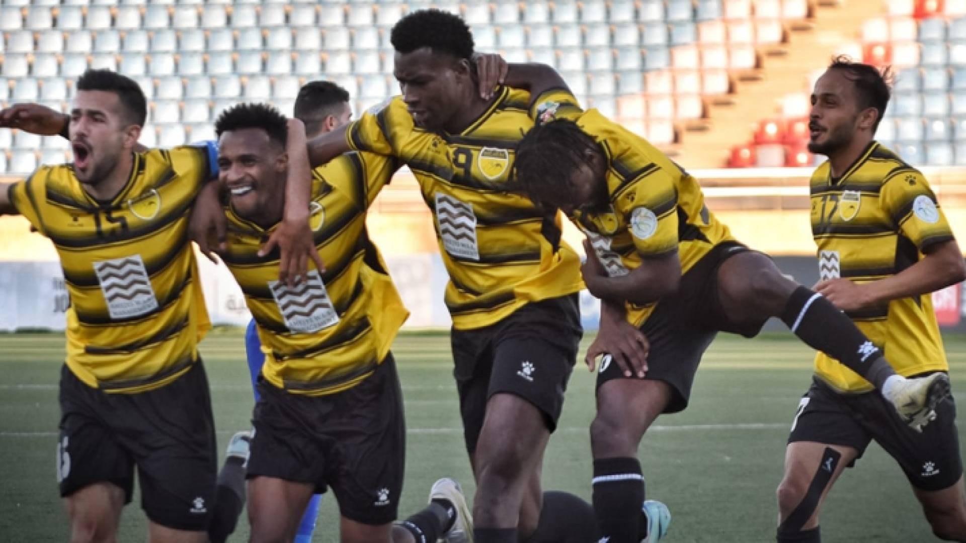 لاعبو الحسين يحتفلون بهدف