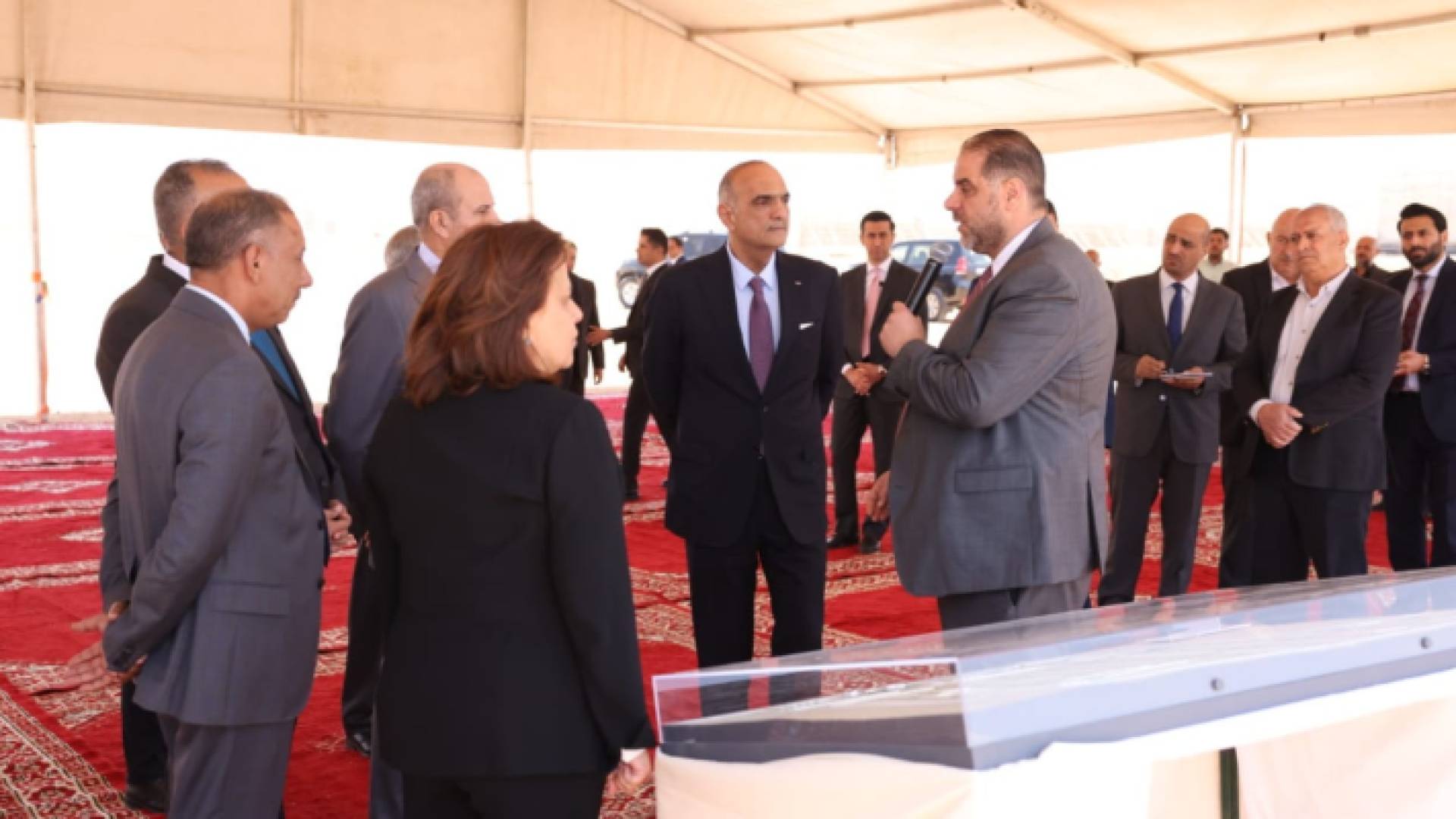 رئيس الوزراء بشر الخصاونة خلال وضع حجر أساس مشروع مدينة الزرقاء الصناعية