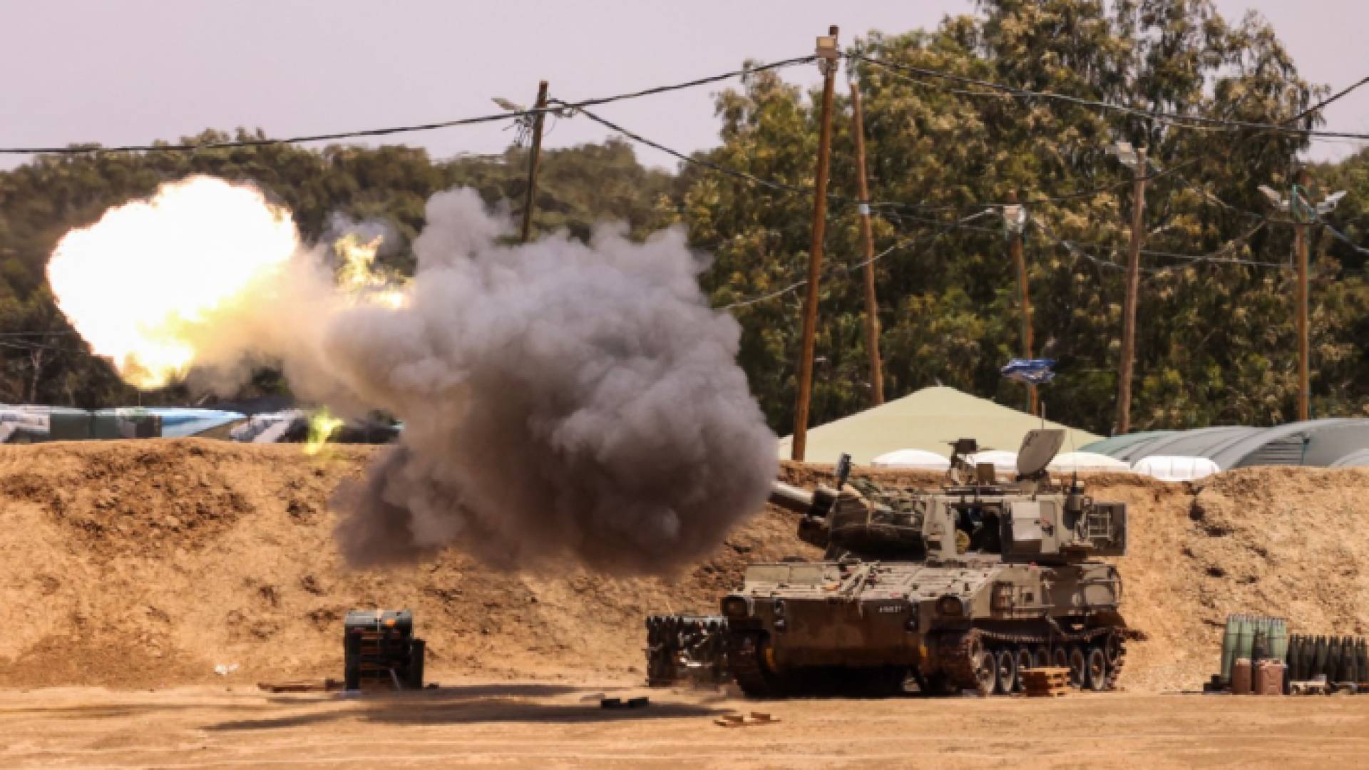 وحدة مدفعية متنقلة للاحتلال تطلق قذيفة من موقع حدودي باتجاه قطاع غزة