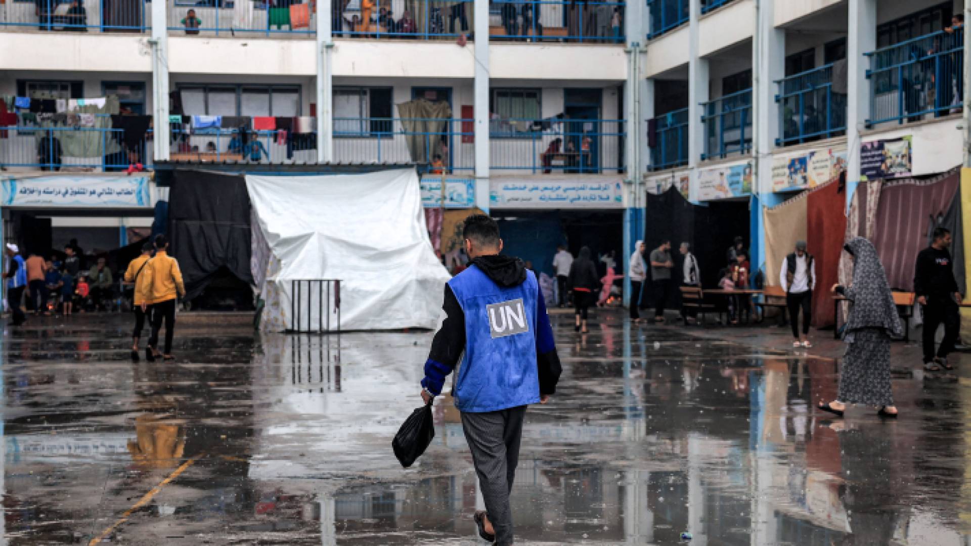 أحد موظفي الأمم المتحدة في مدرسة تابعة للأونروا في غزة - أرشيفية