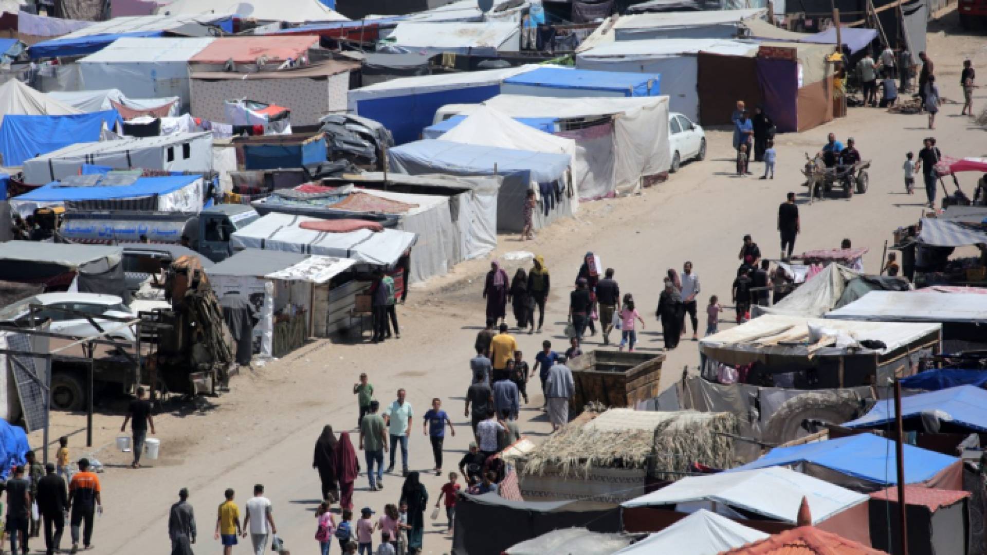 خيام النازحين في مدينة دير البلح في غزة