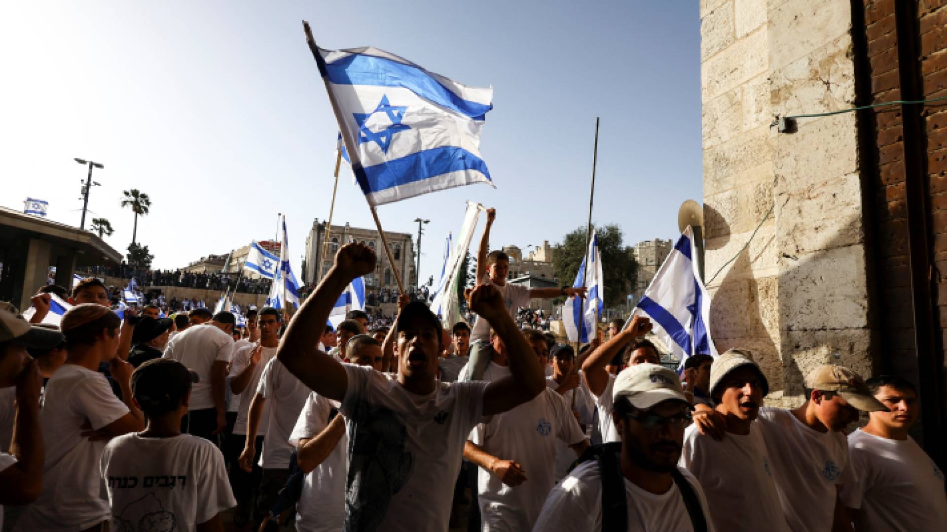 مستوطنون متطرفون يرفعون علم الاحتلال في باحات المسجد الأقصى