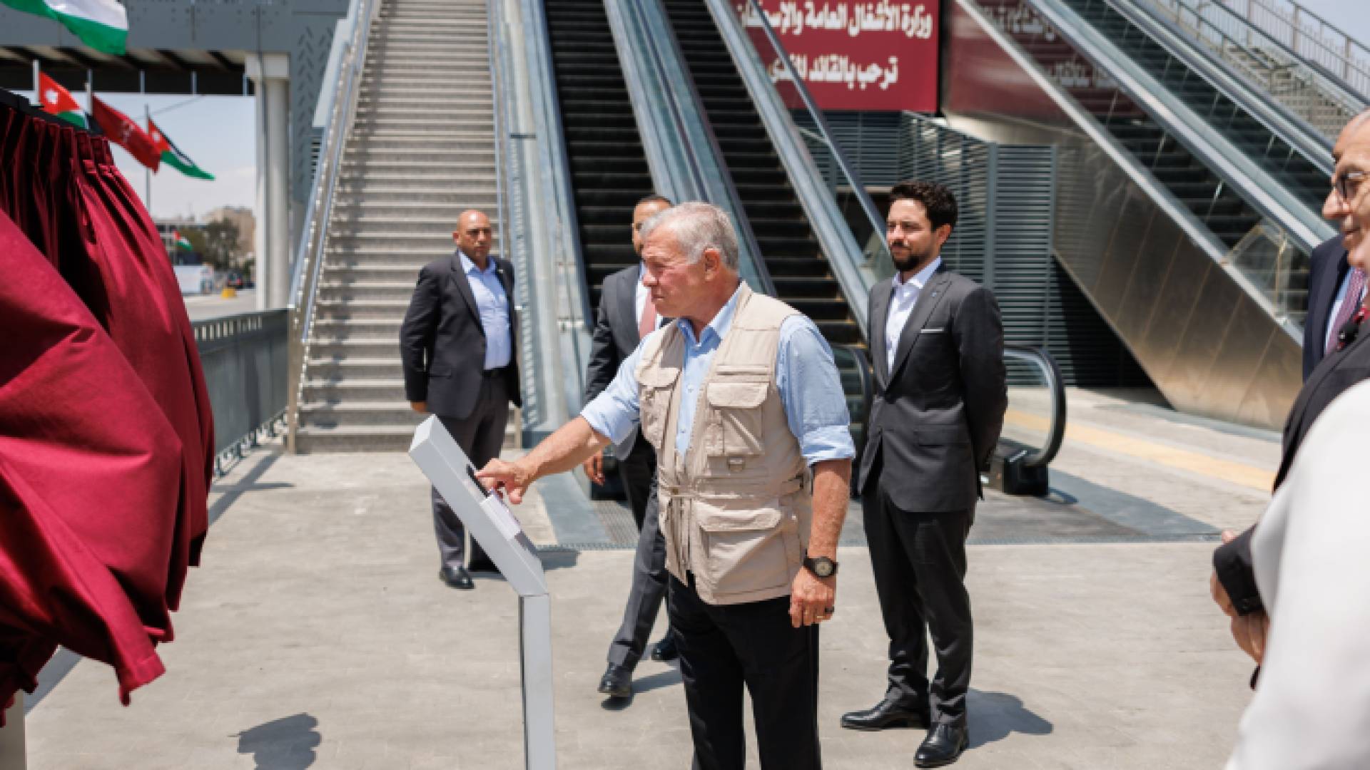 الملك يفتتح مشروع حافلات التردد السريع بين مدينتي عمان والزرقاء