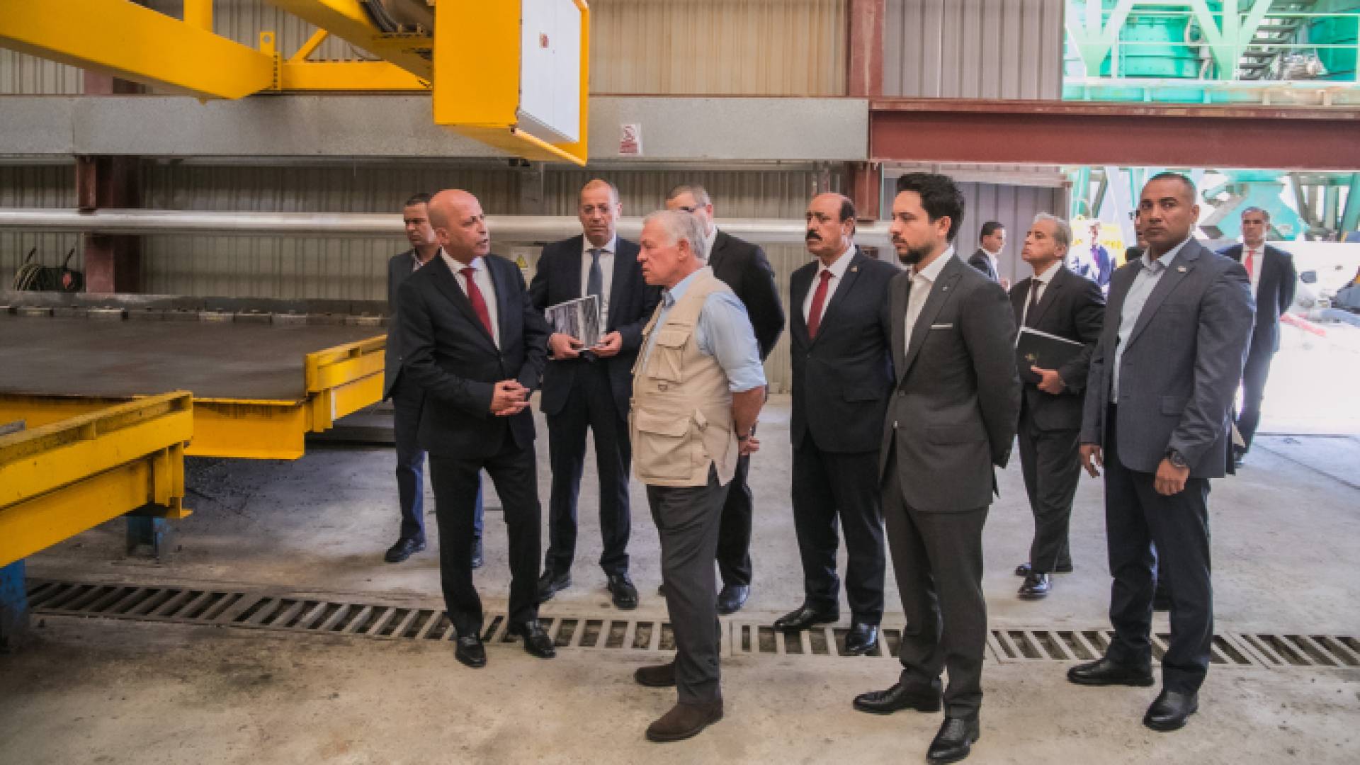 الملك يرافقه ولي العهد، يزور مصنع "المعيارية للصناعات الخرسانية" بمدينة الحلابات الصناعية