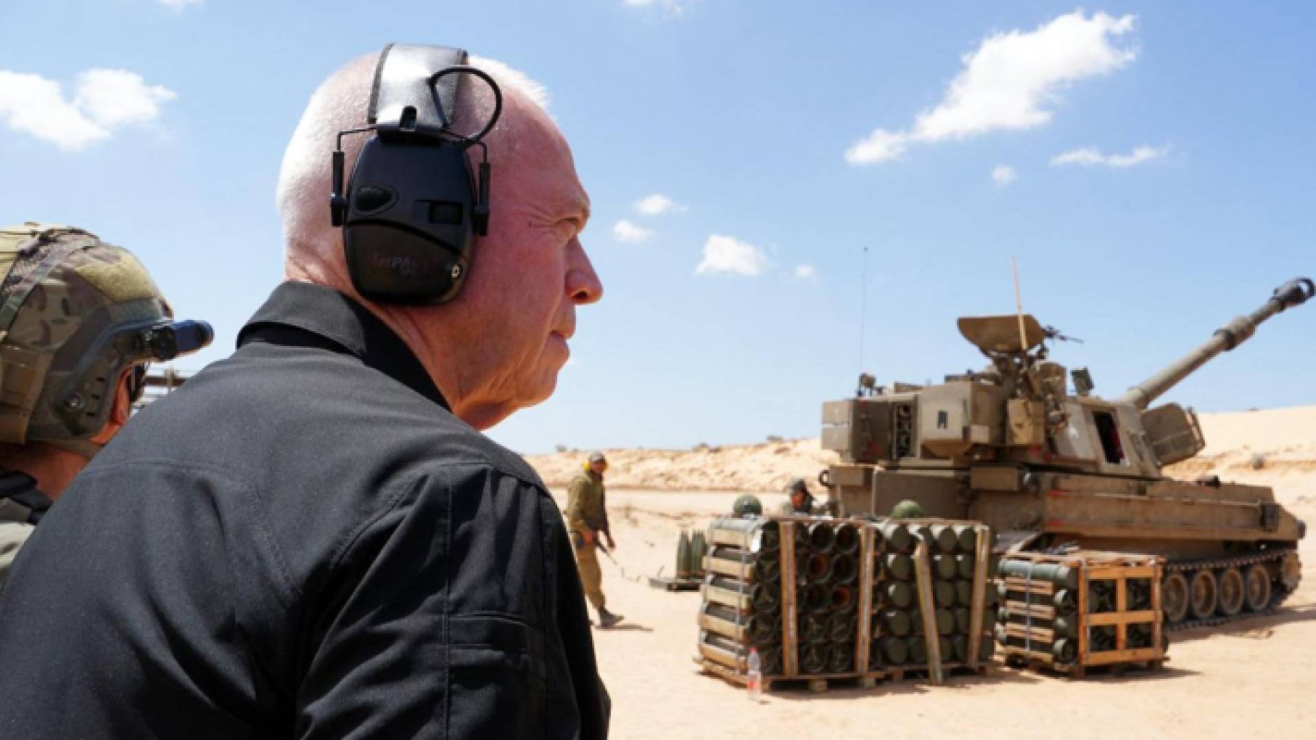 غالانت خلال زيارة لموقع عسكري للاحتلال قرابة حدود غزة