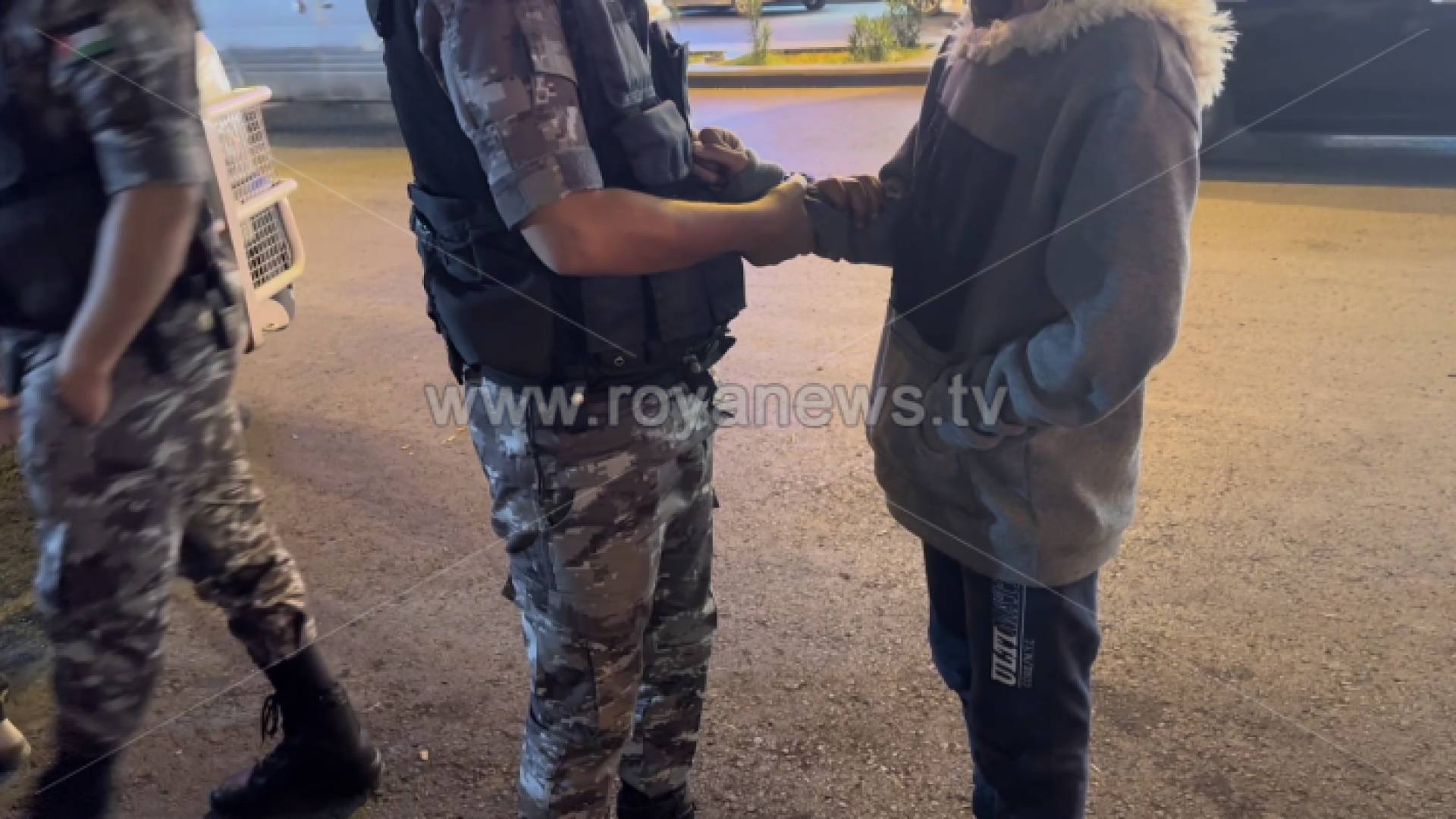 رجل أمن يمسك بيد صغير تم ضبطه يستنشق الآغو في وسط البلد