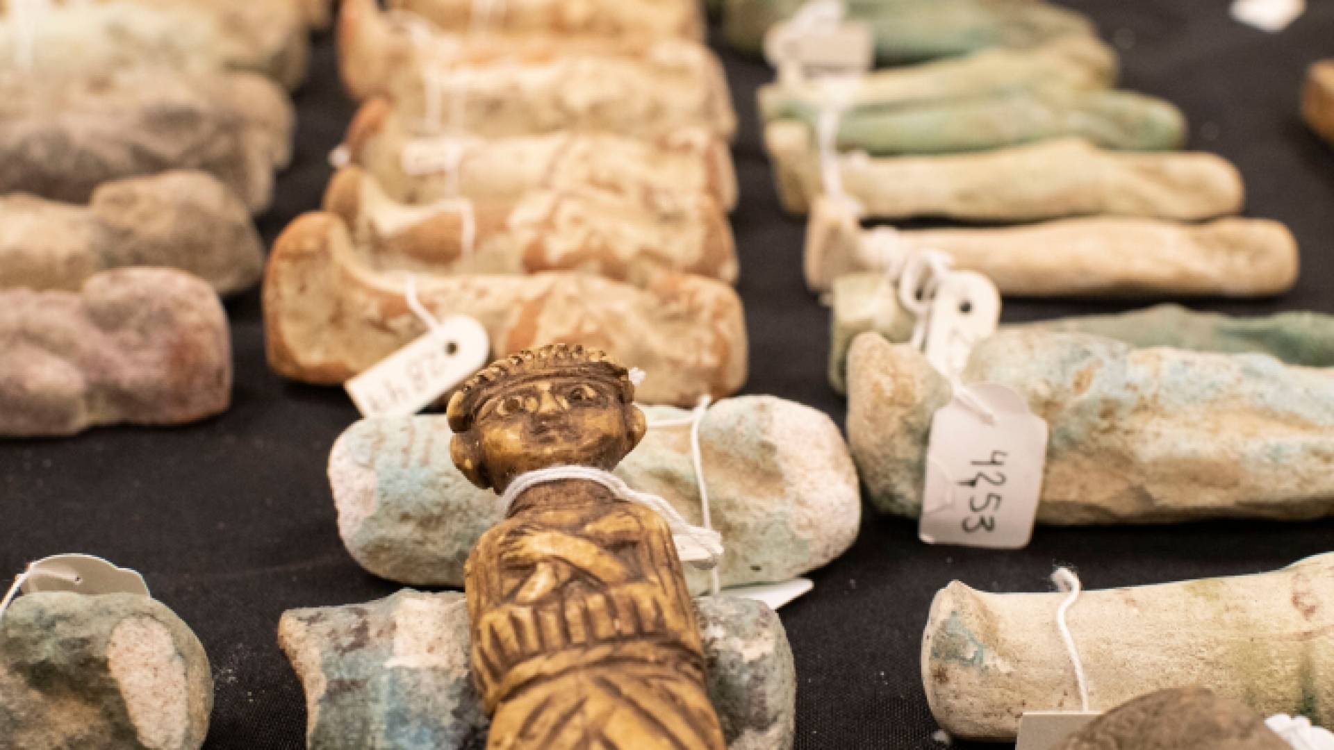 قطع آثار مهربة - أرشيفية