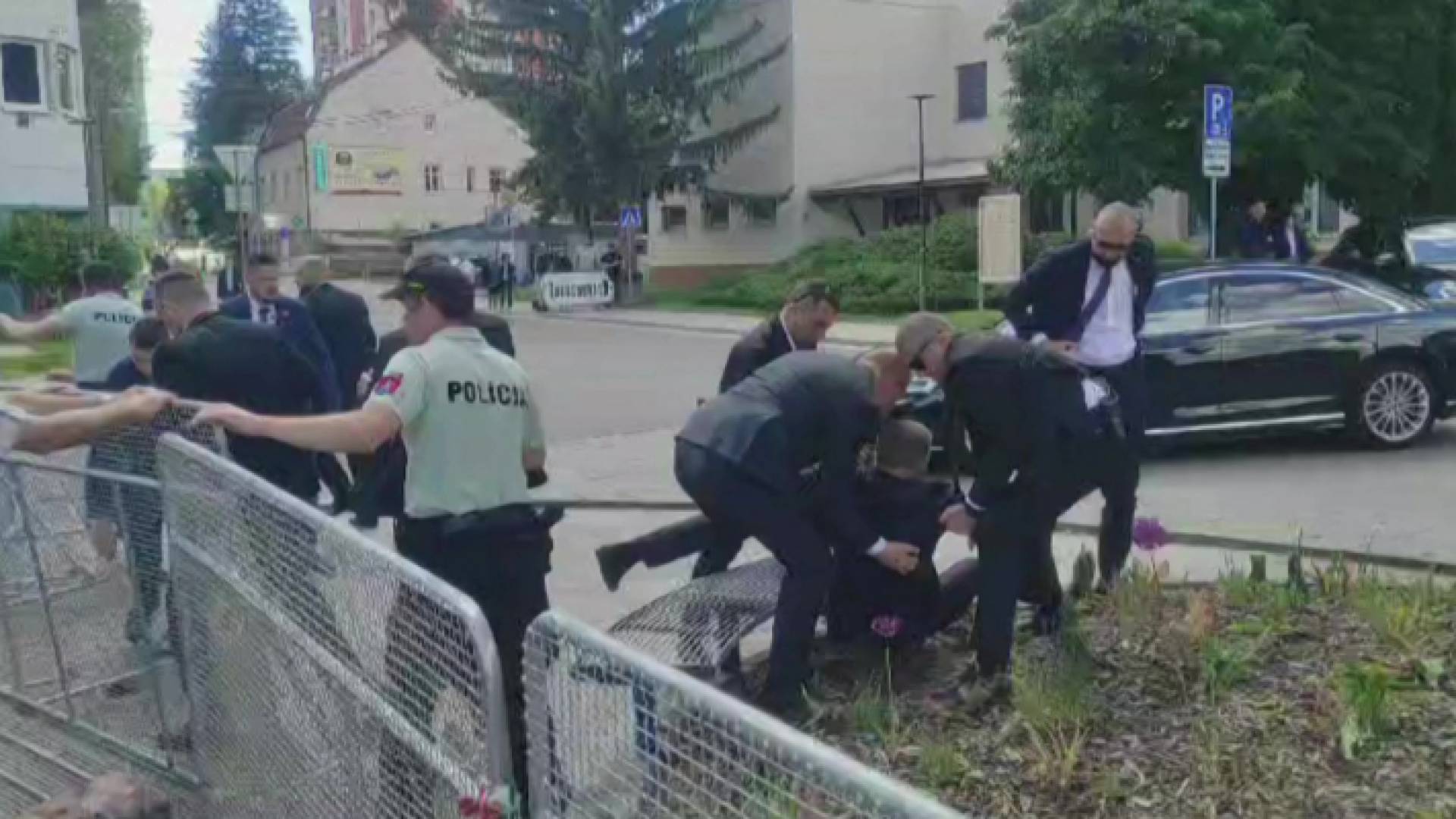 لحظة إطلاق النار على رئيس وزراء سلوفاكيا