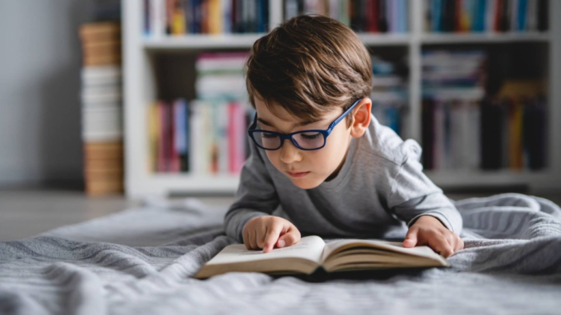 طفل يقرأ كتاب